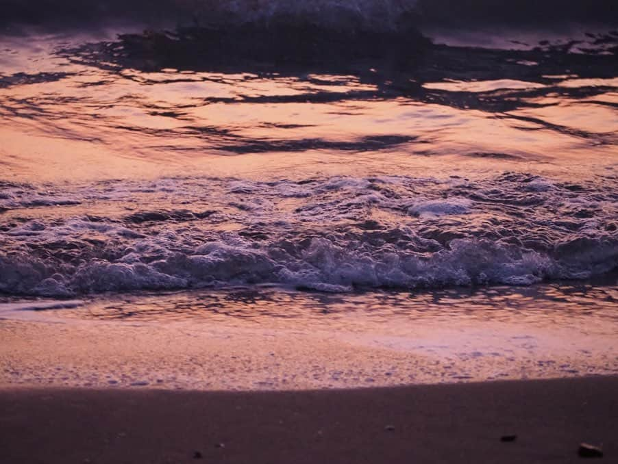 今井安紀さんのインスタグラム写真 - (今井安紀Instagram)「We can see rosy, madder-reddish ocean only at magic hour. バラ色のような、茜色のような海が見られるのはこの時間だけ。 (150mm F5.6)  #olympus #olympuspen #olympuspenepl9 #epl9  #ocean #nofilter #photolovers #noedit #surf #wave #magichour #オリンパス #オリンパスPEN #加工なし #ミラーレス一眼 #写真撮ってる人と繋がりたい #海 #ビーチ #波打ち際 #波写真 #夕焼け #マジックアワー #バラ色」12月22日 22時11分 - i_am_akinyan0826