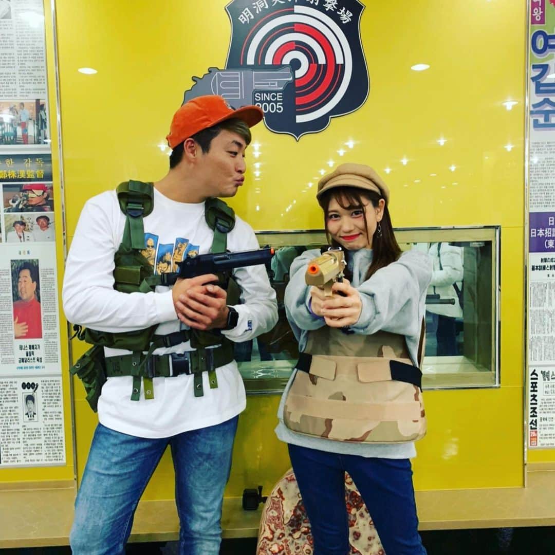 あゆたびさんのインスタグラム写真 - (あゆたびInstagram)「世界を旅するYouTuber 「EXIT JACK」のマンペーさんと韓国でコラボして来たよ😆💜おもしろかった〜〜〜ちょいちょい発言危ないけど（笑）楽しくていい勝負だった👍🏻動画公開は年明けてからだけどお楽しみにっ💕 . #EXITJACK #マンペー #コラボ #YouTube #YouTuber #韓国旅行 #韓国 #旅行 #ソウル　#明洞 #明洞射撃場 #射撃場 #勝負 楽しかった #お楽しみに #デート ? #らしい #違うけどな！ #笑 #한국여행 #한국 #서울 #명동 #데이트 #아니네요 #엑시트잭 #맘페이」12月22日 22時15分 - ayutabi_25