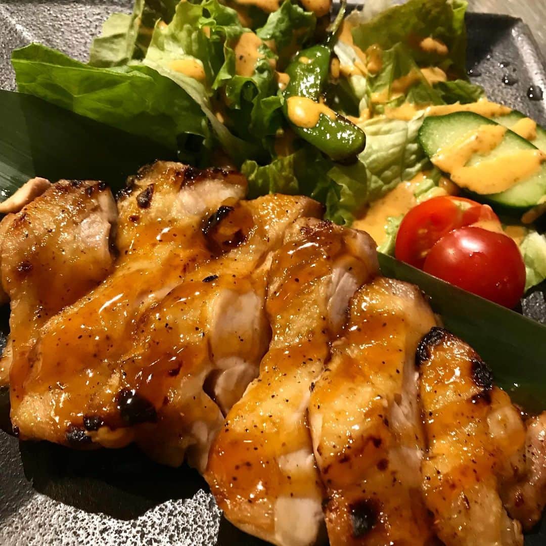 hanatsubaki029のインスタグラム：「単品の人気メニューの鶏モモの山賊焼きです🐓❤️ #今日のおすすめメニュー #鶏モモ肉の山賊焼き #特製ダレ がいいいい味だしてます😃 #イーマ#花椿#個室#梅田#和食#美味しいまかないがあるお店 #instagood #instafood #photooftheday #いいね#女子会#日本酒#osaka#umeda#大阪駅#阪神百貨店」