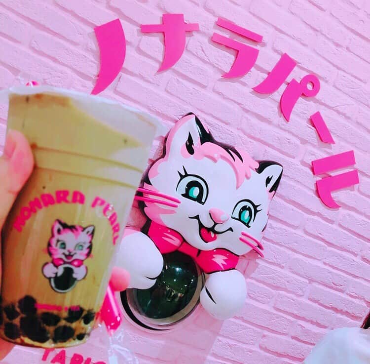 のインスタグラム：「🦄💖🍓🦄💖🍓🦄💖🍓🦄 . . #ラフォーレ原宿 に行くと どうしてもいきたくなる映えスポット🥺💖 . ラフォーレでお洋服を買うことが多いので入ったら地下に直行するんだけど 買い物終わって一息.... . ネコたんとこ行ってみるかぁぁあぁあ！🥺💖💖って なっても . 人気だからいつもすごいならんでて 断念しちゃうの😭💔 でもこの間はご褒美もかねて...🥰❤️ . 開店くらいに行けば正面で撮れるのかな〜🥺 ほんとかわいいピンク映え🦄💖💖 . . 糖質少し控えてるからいつもの数倍美味しく感じた...🙊💖 . . . . #インスタ映え #映え #ピンク #pink #タピオカ巡り #harajuku #タピオカ #映えスポット #instagood #ノナラパール #ノナラパール原宿店 #かわいい #instalike #follow #ピンク欲 #のならぱーる #japan #laforetharajuku #sweets #moriari  #ピンク好きにはたまらない  #ピンク好き #お洒落さんと繋がりたい #laforet #女子力up #moriari  #ピンク好きすぎる #ピンクカフェ #ピンク好きな人と繋がりたい」