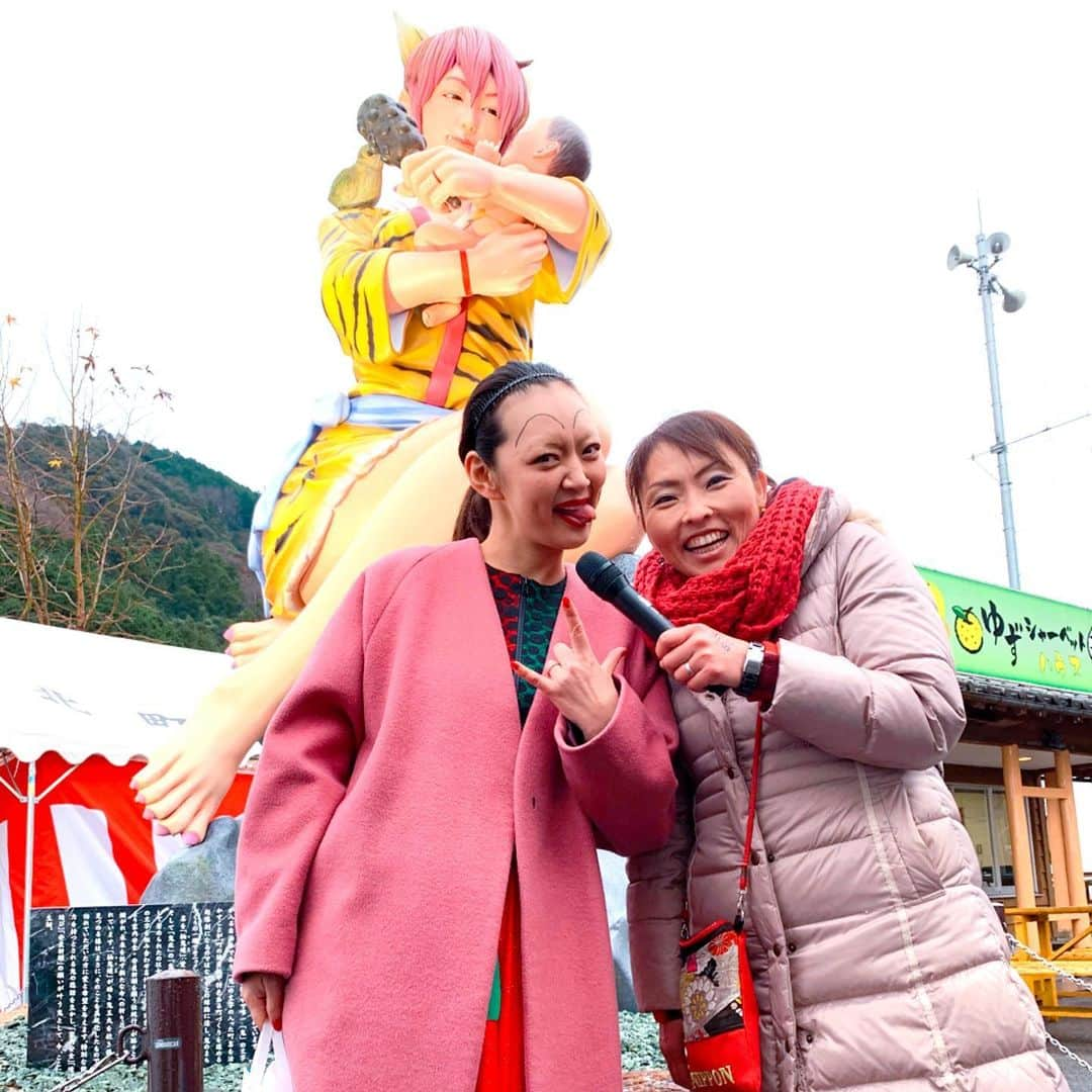 みかんさんのインスタグラム写真 - (みかんInstagram)「今日は愛媛県鬼北町にて「愛ある鬼嫁コンテスト」でした💛 このイベントめちゃ面白くて楽しいのよ♫大声コンテストって言った方がわかりやすいかしら💕 会場で大声で叫んでその声量を競い合うイベントなの📣 ちゃんと機械で声量も正確に計るんだよー🥰なんと優勝者には10万円🤑✨ みんな家族への愛あるテーマで叫んでて中には旦那への不満の愚痴もあったがそれも愛だと感じました❣️ 2年前にも呼んで頂き大雪だったのは今もこれからも忘れませんが…今回は大雨でした(´༎ຶོρ༎ຶོ`)去年も雨だったらしい(´༎ຶོρ༎ຶོ`) 毎年、天気には恵まれないですね😅でも私はお客さんには恵まれてますね❤️ 鬼北町長をはじめ皆さん、ほんと優しくて温かい方が多い❤️ 久々に矢野さんにも会えて嬉しかった🥰 娘を見てくれてた叔母にも感謝✨ なんか私が一番、鬼っぽい顔してるわね🤣 #愛ある鬼嫁コンテスト #大声コンテスト #楽しいイベント #鬼北町 #今年も雨 #やのひろみ　さん #大好き」12月22日 22時24分 - mikan02241984