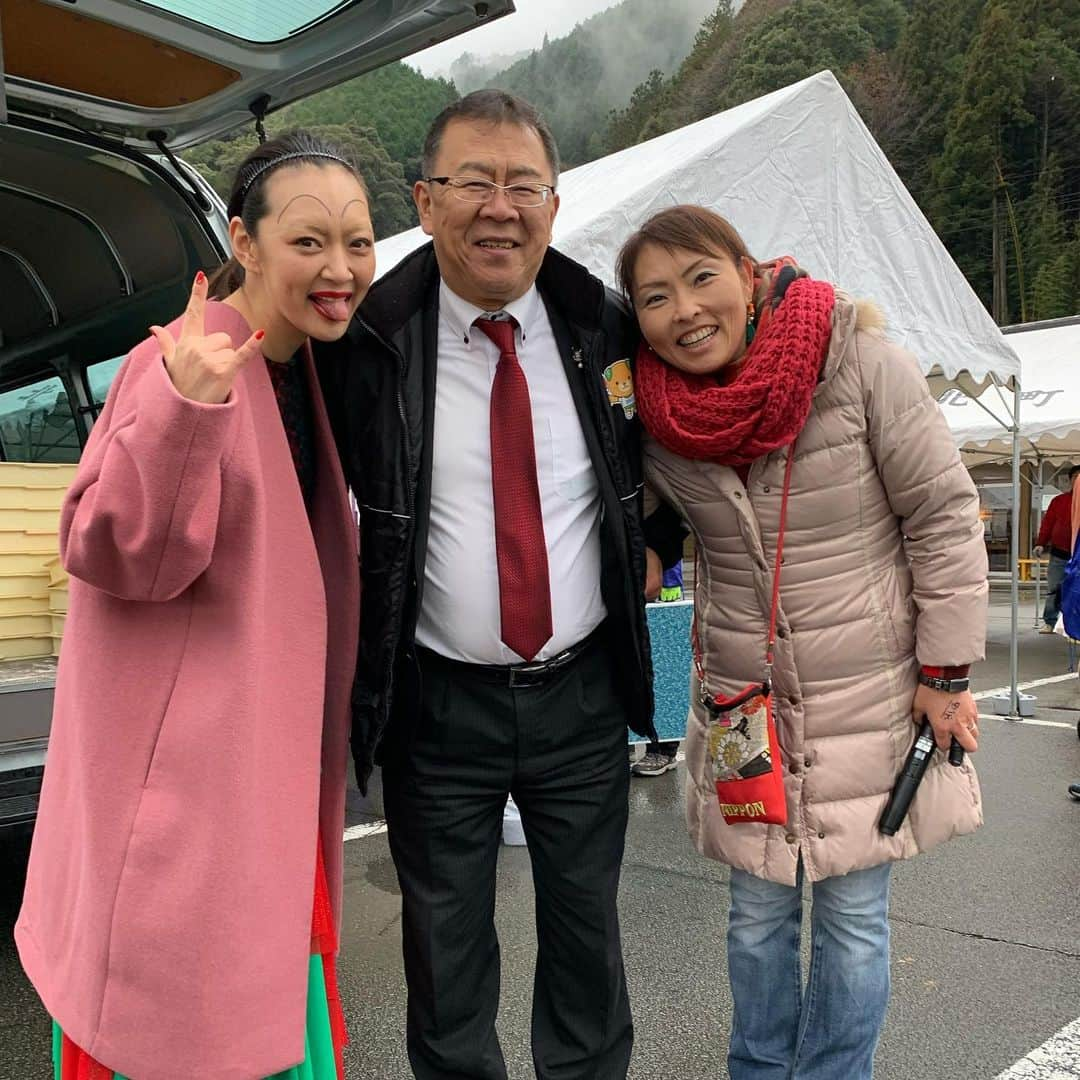 みかんさんのインスタグラム写真 - (みかんInstagram)「今日は愛媛県鬼北町にて「愛ある鬼嫁コンテスト」でした💛 このイベントめちゃ面白くて楽しいのよ♫大声コンテストって言った方がわかりやすいかしら💕 会場で大声で叫んでその声量を競い合うイベントなの📣 ちゃんと機械で声量も正確に計るんだよー🥰なんと優勝者には10万円🤑✨ みんな家族への愛あるテーマで叫んでて中には旦那への不満の愚痴もあったがそれも愛だと感じました❣️ 2年前にも呼んで頂き大雪だったのは今もこれからも忘れませんが…今回は大雨でした(´༎ຶོρ༎ຶོ`)去年も雨だったらしい(´༎ຶོρ༎ຶོ`) 毎年、天気には恵まれないですね😅でも私はお客さんには恵まれてますね❤️ 鬼北町長をはじめ皆さん、ほんと優しくて温かい方が多い❤️ 久々に矢野さんにも会えて嬉しかった🥰 娘を見てくれてた叔母にも感謝✨ なんか私が一番、鬼っぽい顔してるわね🤣 #愛ある鬼嫁コンテスト #大声コンテスト #楽しいイベント #鬼北町 #今年も雨 #やのひろみ　さん #大好き」12月22日 22時24分 - mikan02241984