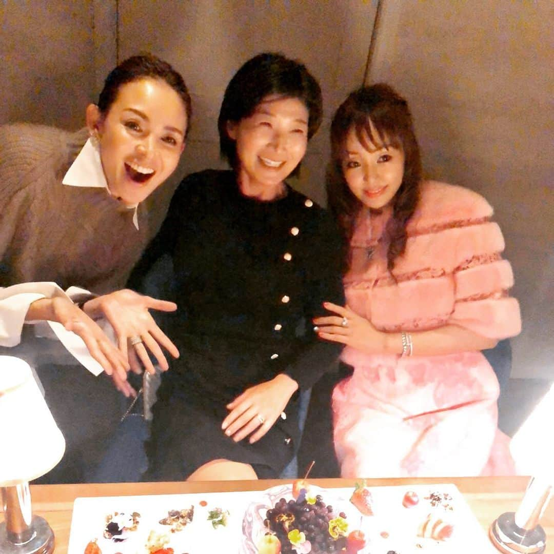 神田うのさんのインスタグラム写真 - (神田うのInstagram)「みんな💕で集まれて良かったぁ☺️ 大〜好きな祐子ちゃん💕のお誕生日のお祝いも出来たしSHIHOちゃん💕から棚ぼたアドバイス貰えたし😆素敵な皆様💕のお陰様で気持ちもリフレッシュ出来たし、気持ちを上げる為にミカさん💕から頂いたピンクのワンピースにピンクボロレにピンクの靴にピンクのバッグと全身ピンクコーデで行ったのも良かったみたい☺️ 頑張っているみんな💕の姿を見たら私も前向きに頑張ろうと思えました。みんな💕どうもありがとう💛 #お誕生日おめでとう#ハッピーバースデー#happybirthday#おめでとう#友人達からの#有り難いアドバイス#全身ピンクコーデ#リフレッシュ#」12月22日 22時25分 - unokandaofficial