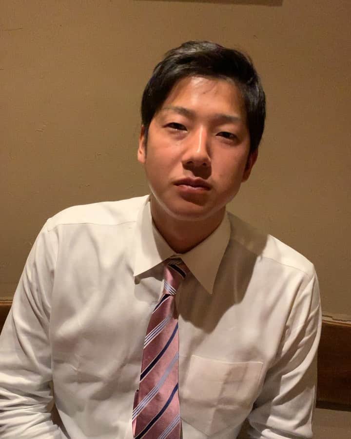 高山俊のインスタグラム：「横田から阪神ファンの皆様へメッセージです！ 今年引退を決意した横田が、皆さんにお礼を言える機会がなかなかないという事で僕のインスタでコメントしてくれました。 カメラを向けたら固まってちゃんと話せてないように見えますが、本当にファンの方が支えになったと言っていました。 横田の第二の人生を皆さん応援してください^ ^ #2枚目はおもむろにサインを書く青柳」