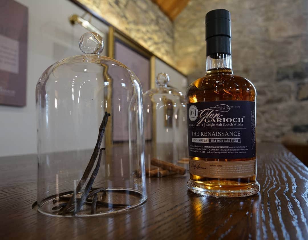 真壁伸弥さんのインスタグラム写真 - (真壁伸弥Instagram)「#glengarioch  #whisky #distillery  #Makaway  発音はグレンギリー。  スコットランド最古の蒸留所の１つと言われてるが、シングルモルトとしてはあまり知られていないところ。  一番好き、、かも。 ラグビーとサントリーを愛してくれている蒸留所でした。」12月22日 22時27分 - makaberian5