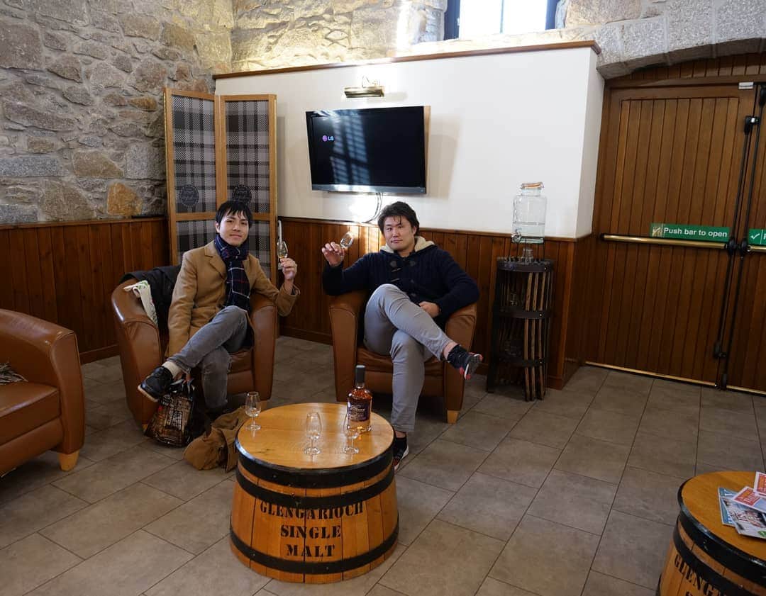 真壁伸弥さんのインスタグラム写真 - (真壁伸弥Instagram)「#glengarioch  #whisky #distillery  #Makaway  発音はグレンギリー。  スコットランド最古の蒸留所の１つと言われてるが、シングルモルトとしてはあまり知られていないところ。  一番好き、、かも。 ラグビーとサントリーを愛してくれている蒸留所でした。」12月22日 22時27分 - makaberian5