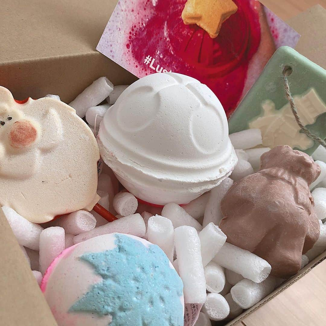 Mameのインスタグラム：「Happy holidays 🎅 LUSHのクリスマスコレクション✨ 忙しい年末、疲れた体をバスタイムでリフレッシュ💜 . . #lush #lushjapan #lushcosmetics #lushlife #ラッシュ」