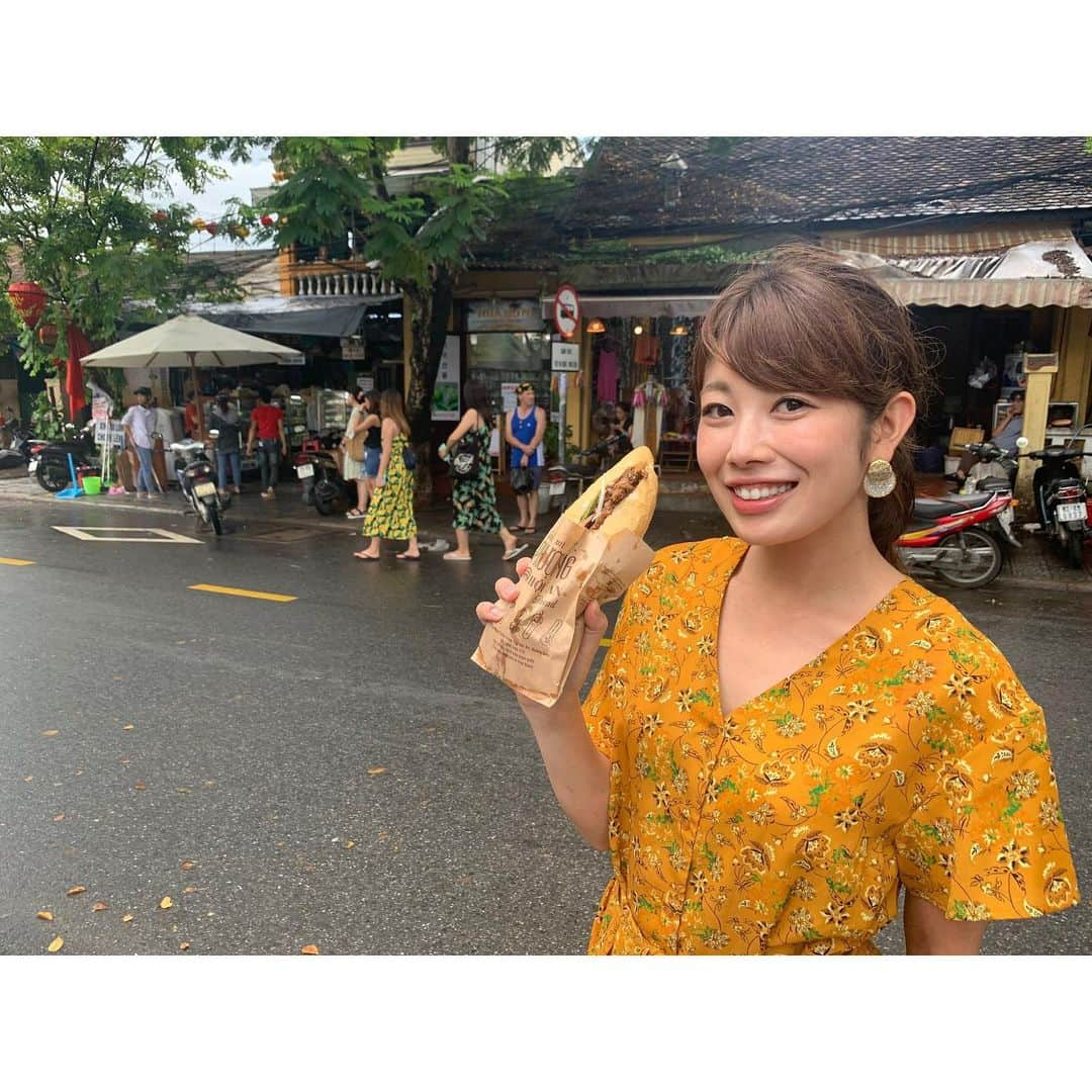 梅山茜さんのインスタグラム写真 - (梅山茜Instagram)「. ＊Summer Vacation ▷HOI AN③＊ 今年のうちにupしてしまわなければ💦 ということでホイアン食べ物編🍪 この日は天気が悪くて急に雨が降ってきたので 急遽入ったホイアンロースタリー☕️ 外観がまずとってもお洒落で気になっていたお店！ 店内も、そして肝心のお味もとっても美味しかった💕 ベトナム🇻🇳はコーヒーが有名だから 色んなところにカフェやコーヒーハウスがありました🍰 ３枚目📷は待ってました、バインミー！ ダナンでも食べたバインミーだけど、 ここのバインミーが世界で一番美味しいと言われてる🤭 お店はこじんまりとしているけど 沢山の人が買いに来てました！ ダナンで行ったお店よりは味の種類は少ないけど 観光客向けというよりは地元の人も買いに来るような所で ５枚目に動画を載せていますが、the地元の方が ひとつひとつ注文を受けたから作ってくれます🥖 これがまためちゃくちゃ美味しい！！！ 正直何かわからない葉やソースが入ってたけど 世界で一番と言われる理由がわかった気がしました☺️ (美味しくて実は2日連続で食べた😜) 最後の写真はジェラート！！ 種類もたくさんあって濃厚で美味しかったー🍨 . #ゴジカル#アナウンサー#女子アナ#ベトナム#ダナン#ホイアン#バインミー#バインミーフーン#ホイアンロースタリー#ベトナムコーヒー#パンシェルジュ#パン#タビジョ#たびすたぐらむ#四国放送#夏休み#海外旅行#海外#旅行#世界遺産#食べ歩き#vietnam#danang#hoian#banhmi#banhmiphuong#cafe#coffee#bread」12月22日 22時29分 - umeyama_akane