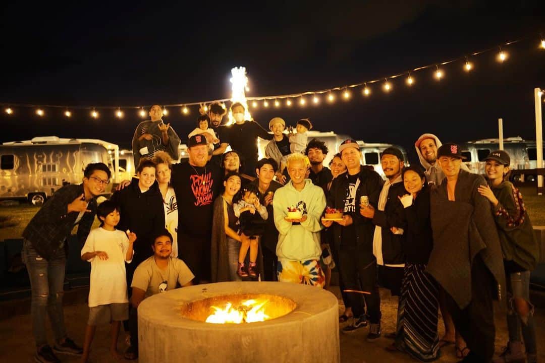のインスタグラム：「🌺 POW!WOW!JAPAN in 沖縄 😭🙌🏻 本当に沢山の人々のご協力、ご尽力のおかげでパウワウの沖縄初開催が実現。僕も少しですが、このイベントに関わらせて頂き、こんなに素晴らしいイベントの沖縄初のスタートに関われたことを凄く嬉しく思います。沖縄の未来をもっと楽しく盛り上げていきたいです🙏🏻パウワウチームの皆さん本当に素晴らしいイベントの開催をありがとうございました🙏🏻お疲れ様でした。この第一歩が、また来年以降の沖縄の楽しい未来に繋がると信じて頑張っていきます✨🙌🏻たくさんの出会い、体験に感謝しています🙏🏻 📸 by @gralffic」