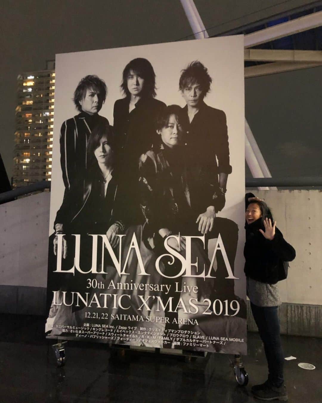 大儀見優季さんのインスタグラム写真 - (大儀見優季Instagram)「LUNA SEA のドラマー🥁真矢さん！ まさかこの瞬間が本当に訪れるとは…。 . . 真矢さんが LUNA SEA のライブに招待してくださって、それがもはやサプライズで。。。そして今年の3月からドラムを始めたマジの初心者なのに、まさかのこの展開にど緊張。 . . スパイクとスティックのExchange という Soccer × Music が実現。 . . サッカーは簡単に人と人を繋ぐと思っていたけれど、音楽もそれは同じで。そんなSoccer と Music が “Cross” した瞬間だったような。 . . あと、ライブのトーク中におっしゃっていた「試されていた」と「絆」という言葉が強烈に残っていて、ちょっと泣きそうになったし、突然のトラブルにメンバー同士の絆を感じたし、もっと話を聞きたかったな。さすが先生です。 . . めちゃくちゃ気さくで、優しくて、可愛くて、ライブ中は人一倍楽しそうに演奏していて、めっちゃ楽しかったです。個人的には和とコラボしたソロパートが震えました。 . . ドラム初心者ですけど、真矢さんの「間」の感じ方と、空間の作り方がめっちゃ好き。あのものすげードラム、一回でいいからいつかPlay してみたい。。。頑張ろう自分。 . . LUNA SEAの皆さん、最高のライブありがとうございました！😊また遊びに行きます、必ず‼️ . .  #LunaSea  #shinya #真矢 #もらったスティックで死ぬほど練習します #行くぜベイビー #ロッケンロー」12月22日 22時34分 - yuki_nagasato