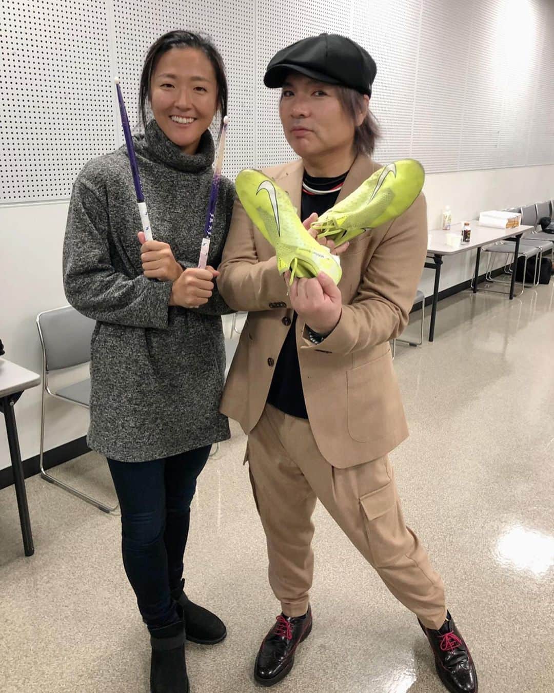 大儀見優季のインスタグラム：「LUNA SEA のドラマー🥁真矢さん！ まさかこの瞬間が本当に訪れるとは…。 . . 真矢さんが LUNA SEA のライブに招待してくださって、それがもはやサプライズで。。。そして今年の3月からドラムを始めたマジの初心者なのに、まさかのこの展開にど緊張。 . . スパイクとスティックのExchange という Soccer × Music が実現。 . . サッカーは簡単に人と人を繋ぐと思っていたけれど、音楽もそれは同じで。そんなSoccer と Music が “Cross” した瞬間だったような。 . . あと、ライブのトーク中におっしゃっていた「試されていた」と「絆」という言葉が強烈に残っていて、ちょっと泣きそうになったし、突然のトラブルにメンバー同士の絆を感じたし、もっと話を聞きたかったな。さすが先生です。 . . めちゃくちゃ気さくで、優しくて、可愛くて、ライブ中は人一倍楽しそうに演奏していて、めっちゃ楽しかったです。個人的には和とコラボしたソロパートが震えました。 . . ドラム初心者ですけど、真矢さんの「間」の感じ方と、空間の作り方がめっちゃ好き。あのものすげードラム、一回でいいからいつかPlay してみたい。。。頑張ろう自分。 . . LUNA SEAの皆さん、最高のライブありがとうございました！😊また遊びに行きます、必ず‼️ . .  #LunaSea  #shinya #真矢 #もらったスティックで死ぬほど練習します #行くぜベイビー #ロッケンロー」