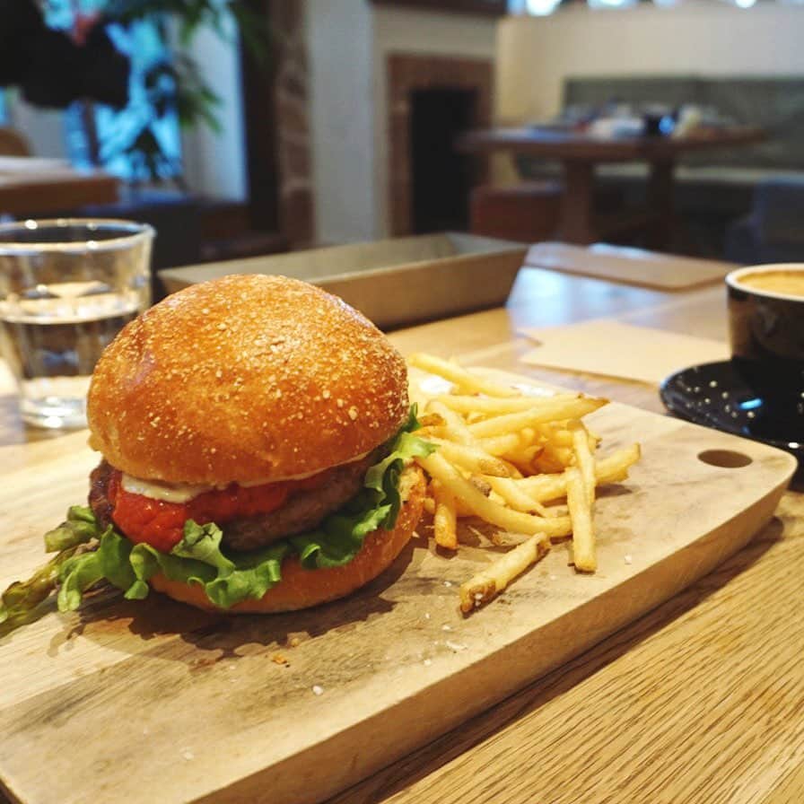 sayumi katoさんのインスタグラム写真 - (sayumi katoInstagram)「美味しかった♡﻿ ﻿ でもおしゃれサンドウィッチはお腹にたまらなくて笑、この後主人のポテト分けてもらってさらにレモンタルト食べた🤪♡♡﻿ ﻿ ﻿ 今となっては懐かしい(胃腸炎病み上がり🐒←遠い目)﻿ ﻿ ﻿ ﻿ #ronherman#ronhermancafe#ロンハーマンカフェ#ロンハーマン#二子玉川#二子玉川カフェ#カフェ#カフェ巡り#カフェスイーツ#サンドイッチ#タルト#ケーキ#ハンバーガー#アラサーママ#赤ちゃん#赤ちゃんのいる生活#育児#子育て#ワンオペ育児#生後8ヶ月#男の子ママ#新米ママ#丁寧な暮らし」12月22日 22時36分 - say_ume