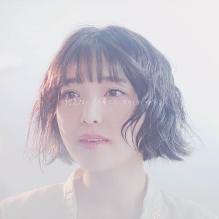 のインスタグラム：「【balloon flower acoustic ver.】 アコースティックだったらこんな感じかなと作ってみました💐 2020年はバンドだったりアコースティックだったり色んな形でライブしていけたらいいなと思います🎻  band full ver.はこちら💁‍♀️ youtu.be/anptQ_T0pfQ  #tinylittlecharm #balloonflower  #MV #佐咲日菜 #acoustic #バンド #band #音楽 #music」