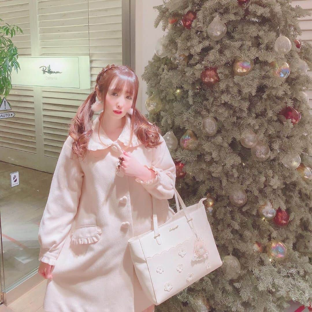 伊藤芽衣さんのインスタグラム写真 - (伊藤芽衣Instagram)「この季節﻿ クリスマスツリー🎄を﻿ 見かけると﻿ ﻿ 思わずお写真﻿ 撮りたくなっちゃう。﻿ ﻿ お打ち合わせで、﻿ 近くまで行った帰りに﻿ ﻿ ロンハーマンカフェ🍰で♡﻿ ﻿ #クリスマスツリー #ツリー﻿ #ロンハーマンカフェ #ロンハーマン﻿ #ロンハーマン千駄ヶ谷﻿ #ronhermancafe #カフェ巡り﻿ #ガーリーコーデ #ガーリーファッション﻿」12月22日 22時43分 - itoumei