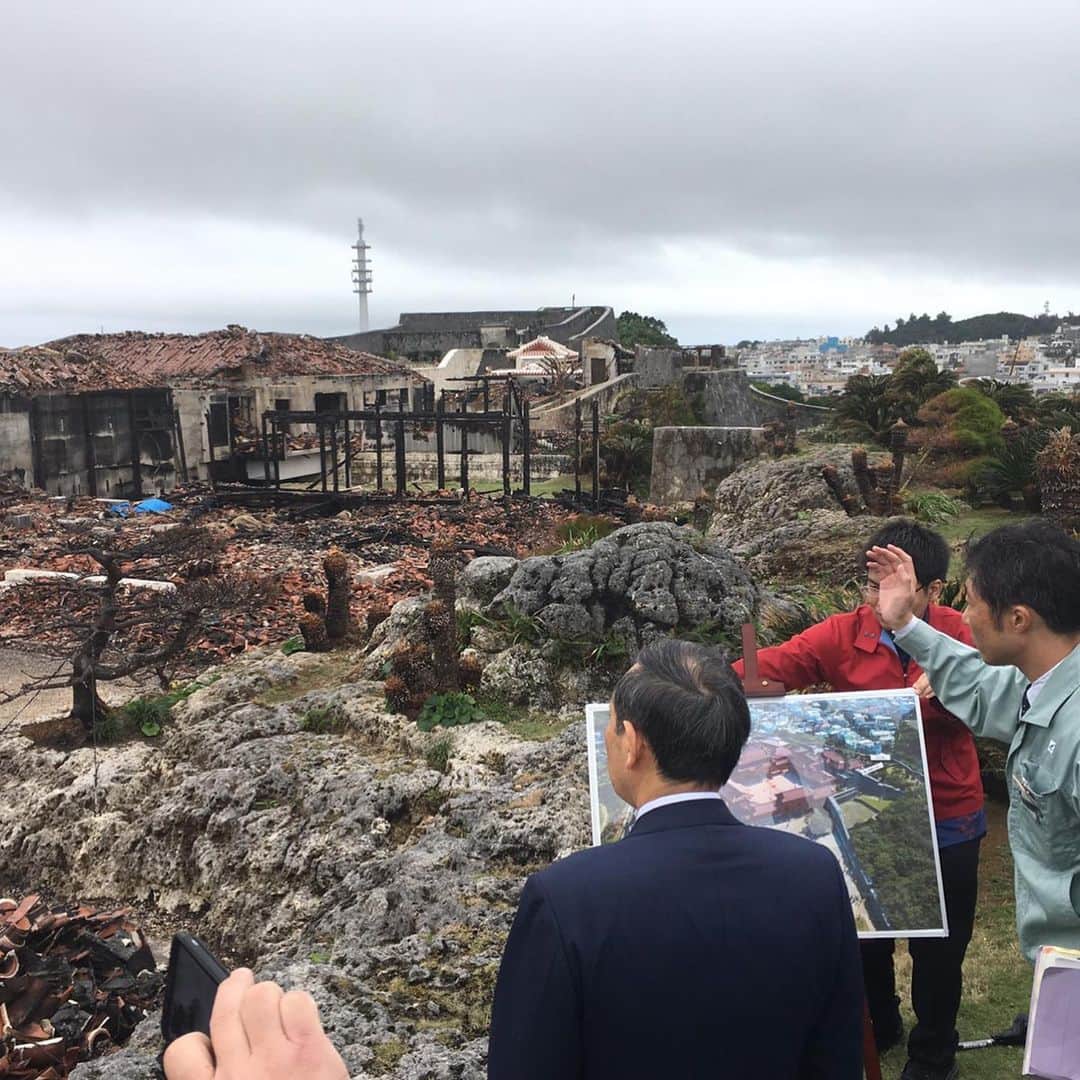 菅義偉さんのインスタグラム写真 - (菅義偉Instagram)「昨日、沖縄を訪問し、首里城の火災による被害状況を視察しました。  首里城は沖縄の皆さんの誇りとも言える、極めて重要な建造物であり、その多くの施設が焼失した様子を目の当たりにし、改めて復元に向けて全力を尽くさなければならないと感じました。  政府では、私、官房長官を議長とする「首里城復元のための関係閣僚会議」を立ち上げ、本年度内を目途に、首里城正殿等の復元に向けた工程表の策定を目指します。  観光客の減少の影響を最小限にするため、昨晩からライトアップを再開、城壁を活用した「プロジェクション・マッピング」の年度内に実施や、世界遺産登録されている正殿の地下遺構などの見学をＧＷに間に合わせるなど、 出来ることから順次取り組んでいくこととしています。  本日は米軍那覇港湾施設とその移設先である浦添ふ頭地区を視察しました。 この施設は返還されれば産業・観光の拠点として、沖縄経済の起爆剤となるような高いポテンシャルを持っています。 米軍や地元自治体等と協議を進め、早期の変換を目指していきます。  引き続き、担当大臣として沖縄の基地負担の軽減、そして沖縄振興に力を尽くしてまいります。  #沖縄 #首里城 #復興 #復旧 #観光 #基地負担の軽減」12月22日 22時43分 - suga.yoshihide
