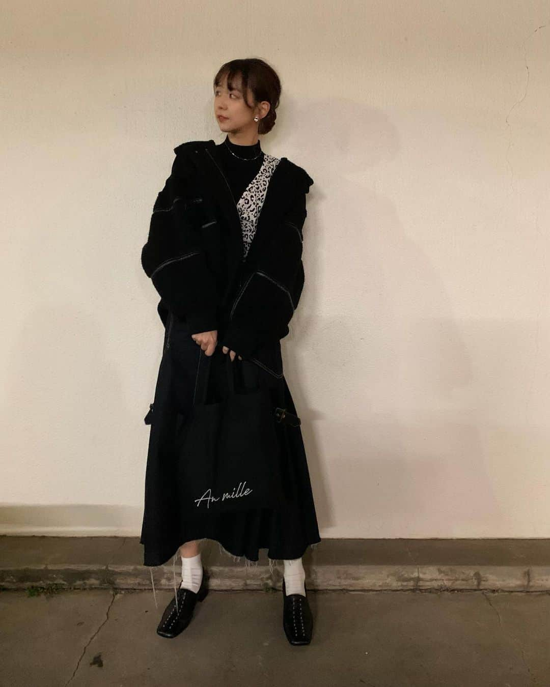 宮崎由加さんのインスタグラム写真 - (宮崎由加Instagram)「私服 . . ‪Án MILLE‬さんでお買い物した時にもらったトートバッグがA4が入る大きさで使いやすくてラジオの日とか書き物入れる日に愛用してる〜🥰 . 靴は先日父に買ってもらったばかりのお気に入りの靴。履きやすすぎる〜！ . . coat: @sly_official  tops: @zara  inner: @moussyofficial  skirt: @redyazel  shoes: @fray_id  tote bag: @anmille.official . . #宮崎由加　 #みやざきのふく　 #ootd  #outfit  #anmille」12月22日 22時49分 - yuka_miyazaki.official