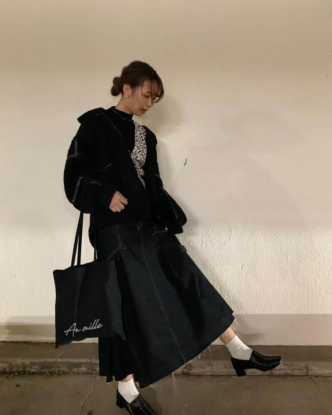 宮崎由加さんのインスタグラム写真 - (宮崎由加Instagram)「私服 . . ‪Án MILLE‬さんでお買い物した時にもらったトートバッグがA4が入る大きさで使いやすくてラジオの日とか書き物入れる日に愛用してる〜🥰 . 靴は先日父に買ってもらったばかりのお気に入りの靴。履きやすすぎる〜！ . . coat: @sly_official  tops: @zara  inner: @moussyofficial  skirt: @redyazel  shoes: @fray_id  tote bag: @anmille.official . . #宮崎由加　 #みやざきのふく　 #ootd  #outfit  #anmille」12月22日 22時49分 - yuka_miyazaki.official