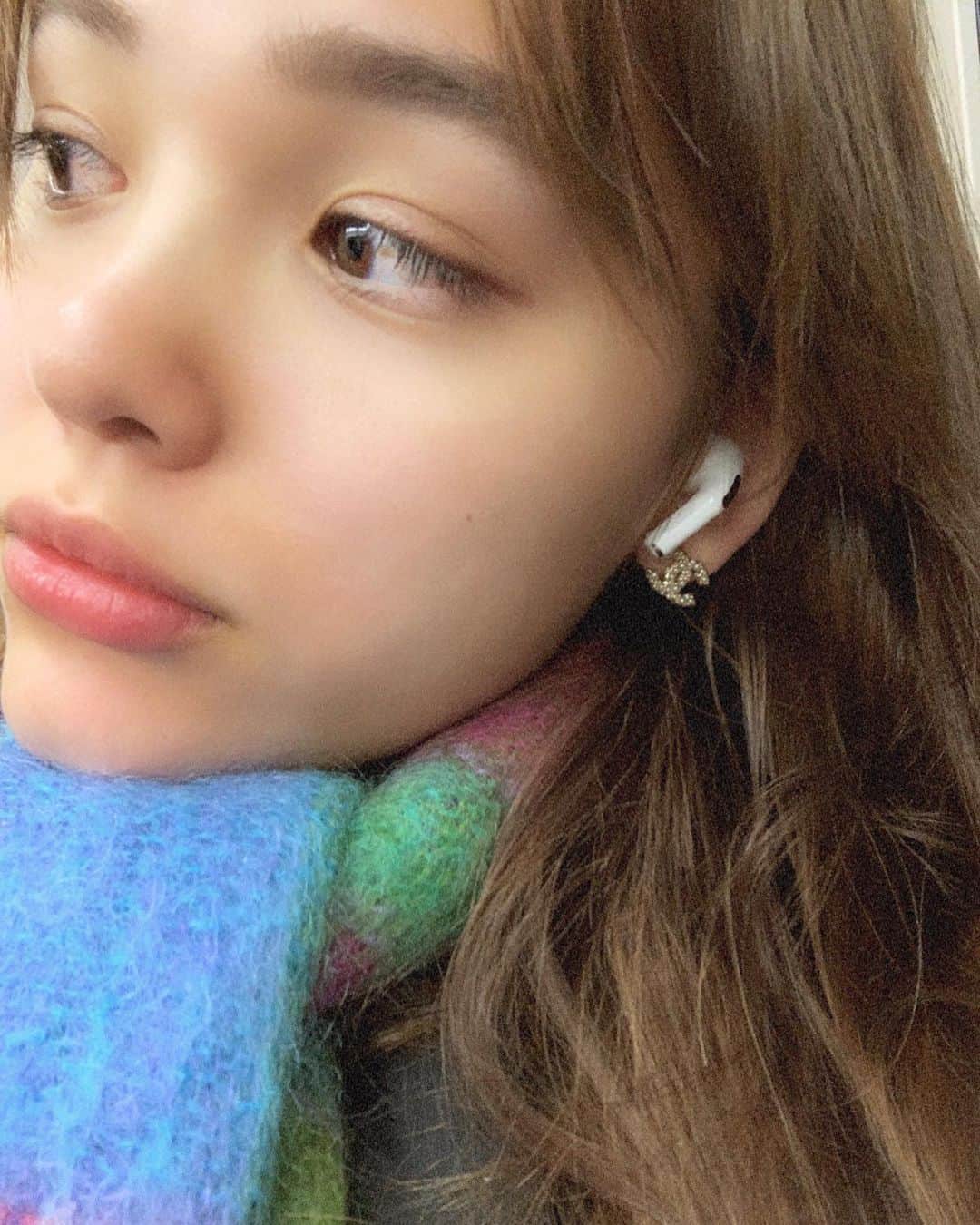 梅園アマンダのインスタグラム：「耳元が少し豪華になりましたので、ご査収ください。 . AirPods Proは全然買えなくて、来月末まで待てなかったので毎朝Appleのonline storeをcheckしてgetできた😎❤︎ . chanelのピアスはマミイのXmasプレゼントに買ったけど、遠慮気味だったので私が使うことにしたよ。似合ってるかなぁ🦇 . #airpodspro #chanelearrings」