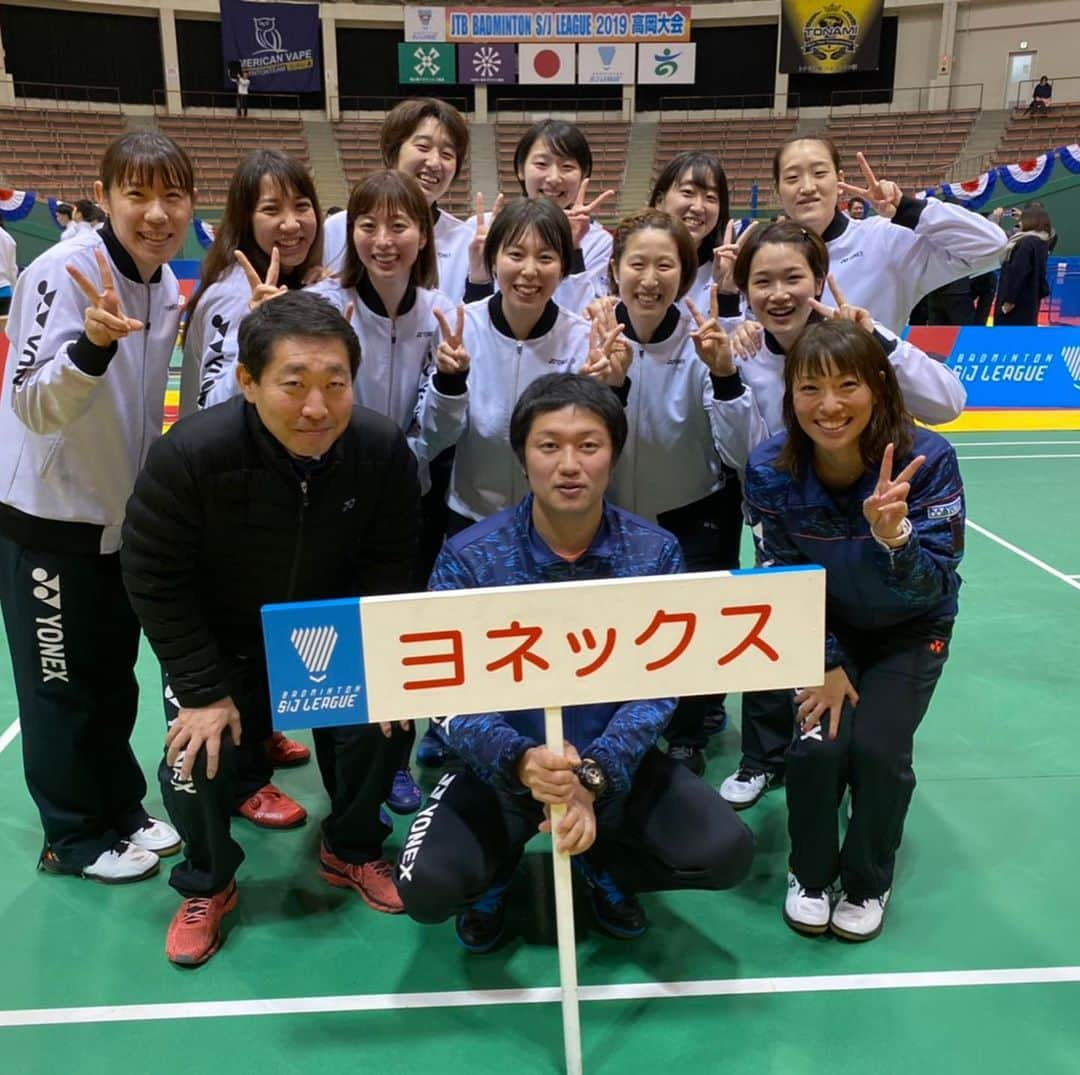 佐藤冴香のインスタグラム：「今年最後の試合が終わりました✨来年はもっと頑張るぞチームヨネックス✊ そして大事な仲間が今年で引退していきました😭ゆいたま😭2人がいたから辛い時も頑張れたよ！2人とも大好き❤️これからも仲良くしてね🥺❤️ 三谷はずっとナショナルで一緒に戦ってきて良きライバルで可愛い後輩でした😊 りらちゃんはいつも可愛いなぁーって思ってて最後に一緒に写真取れて幸せ❤️ 栗原さんはお姉ちゃんのように仲良くしてもらってシングルスもダブルスもミックスもできちゃう偉大な先輩でした☺️✨ 皆さん本当に現役生活お疲れ様でした✨ #チームヨネックス#来年は優勝するぞ#橋本由衣#新玉美郷#川島里羅#三谷美菜津#栗原文音#みんな引退寂しい#現役生活お疲れ様でした」