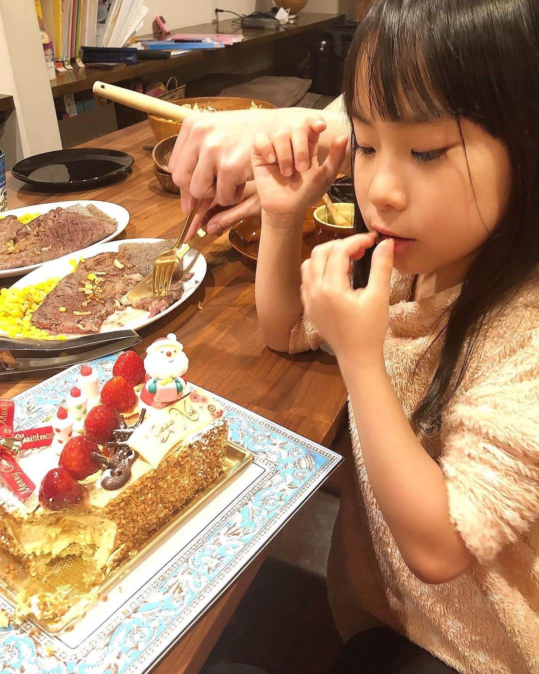 みきママさんのインスタグラム写真 - (みきママInstagram)「【晩御飯はステーキです！！】﻿ ﻿ ﻿ ﻿ ﻿ ﻿ 母が突然、差し入れをしてくれたのですが、もう晩御飯はできています。母のケンタッキーフライドチキンは朝ごはんにいただきます！！﻿ ﻿ ﻿ ﻿ ﻿ ﻿ ﻿ ﻿ ﻿ ポテトサラダは麺棒で潰していただきます！！﻿ ﻿ ﻿ ﻿ ﻿ ﻿ ﻿ ﻿ ﻿ ﻿ はる兄「ステーキ丼にして食べよう！！」﻿日曜日は塾が早いので家族みんなで揃ってご飯が食べられます。 ﻿ ﻿ ﻿ ﻿ ﻿ ﻿ ﻿ 杏ちゃん「ケーキおいしい！」母にもらったクリスマスケーキです。﻿ ﻿ ﻿ ﻿ ﻿ ﻿ ﻿ ﻿ れんちび「何だこれ？やばいうまい！」ってさ。カスタードクリームのケーキでした。﻿ ﻿ ﻿ ﻿ ﻿ ﻿ ﻿ ﻿ ﻿ そして、みんなでM1グランプリをみて大笑いです！！﻿ ﻿ ﻿ ﻿ ﻿ #みきママ #ステーキ #クリスマスケーキ」12月22日 23時05分 - mikimama_official