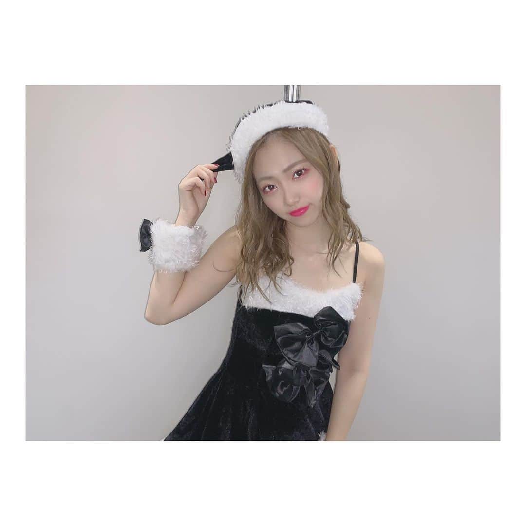 森田彩花のインスタグラム：「🖤❤️ ． どっちが好きっっ🎅🎄💓？？ ． #握手会 #サンタコス #黒サンタ #赤サンタ #GAL #ギャル #コメよろ #いいねよろ」