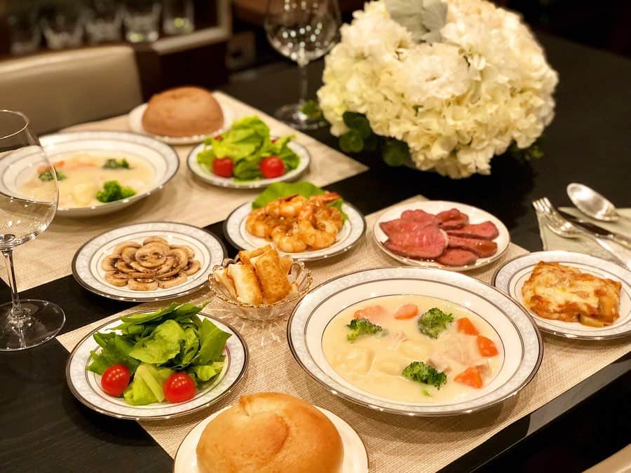 のインスタグラム：「. 久しぶりに華やかな洋食ディナー👩‍🍳 . 今夜はクリームシチューがメイン🥄🥕🥦🥔 パンは私が学生の頃から好きでよく買う 渋谷にある「Bio cafe」のベーグル🥯 . ローストビーフとラザニア、 デザートのショコラテリーヌは #シュガーレディ (@sugarlady_official)だよ💁‍♀️ . 解凍するだけやレンジで温めるだけだから 本当に簡単だし、忙しい時には特にオススメ❣️ しかも冷凍食品とは思えないクオリティ😆👏 ローストビーフ、柔らかくて美味しかった〜💗 . 今日は友人の結婚式に参列👰❤️🤵 いただいたお花も飾って豪華な食卓になりました☺️ . #sugarlady  #無添加  #食品宅配 #PR  #安心安全  #冷凍食品  #クッキング  #料理 #手料理  #食卓  #cooking  #まりやごはん #クリームシチュー  #ベーグル  #ラザニア #ローストビーフ  #ガーリックシュリンプ #チーズフライ  #グリーンサラダ #マッシュルームサラダ  #ショコラテリーヌ」