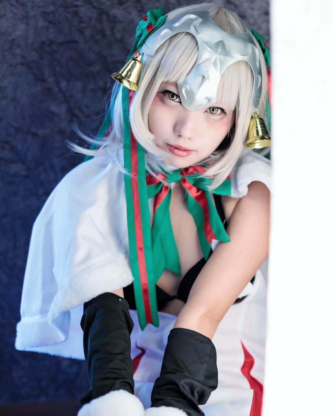 のインスタグラム：「＊cosplay＊ . Fate/grand ordar ジャンヌ・オルタ・サンタ・リリィ . 📸 @muzou2013 . . . . サンタリリィちゃんできて嬉しかったー！！！クリスマス感！ 実は普段なかなかクリスマス系コスしないから新鮮✨✨🎄 . . . #fate #fategrandorder #fategrandordercosplay #fgo #fgo好きな人と繋がりたい #fgoコスプレ  #xmas #xmascosplay #c97 #コミケコスプレ #コミケ97 #クリスマス　#サンタ　#JeanneHorta #jehannedarcalter #cosplay #cosplayer #cosplaygirl #cosplayphotography #cosplayofinstagram #コスプレイヤー　#asiangirls #asianbeauty #japanesecosplayer  #fate #fatestaynight #fatecosplay #animegirl #gamergirl #銀髪　#cosplaymakeup」