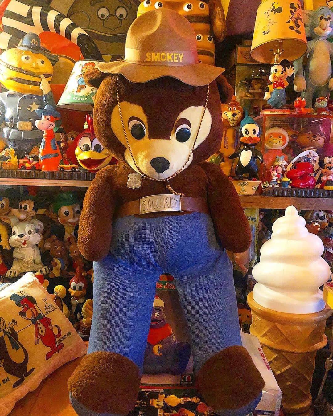 大川知英のインスタグラム：「2019.12.21のJUNK SHOWから Takatsubaseへ導かれしToy's👮🏼‍♂️🤡 スモーキーベアはもちのろんだが PEPSIの子も撃可愛いじゃないか👨🏽‍✈️ HERSHEY'Sの貯金箱に出会えた🗽 うぴー❗️ #junkshow #smokeybear #pepsi #hersheys #vintage#アメトイ #導かれしtoys#お店の皆さんありがとうございましただ  #pepsiの子の名前忘れた#デニスとビンボ載せるの忘れた#speedy欲しかった#takatsubase #amecajiboys #アメトイ部キャプテン」
