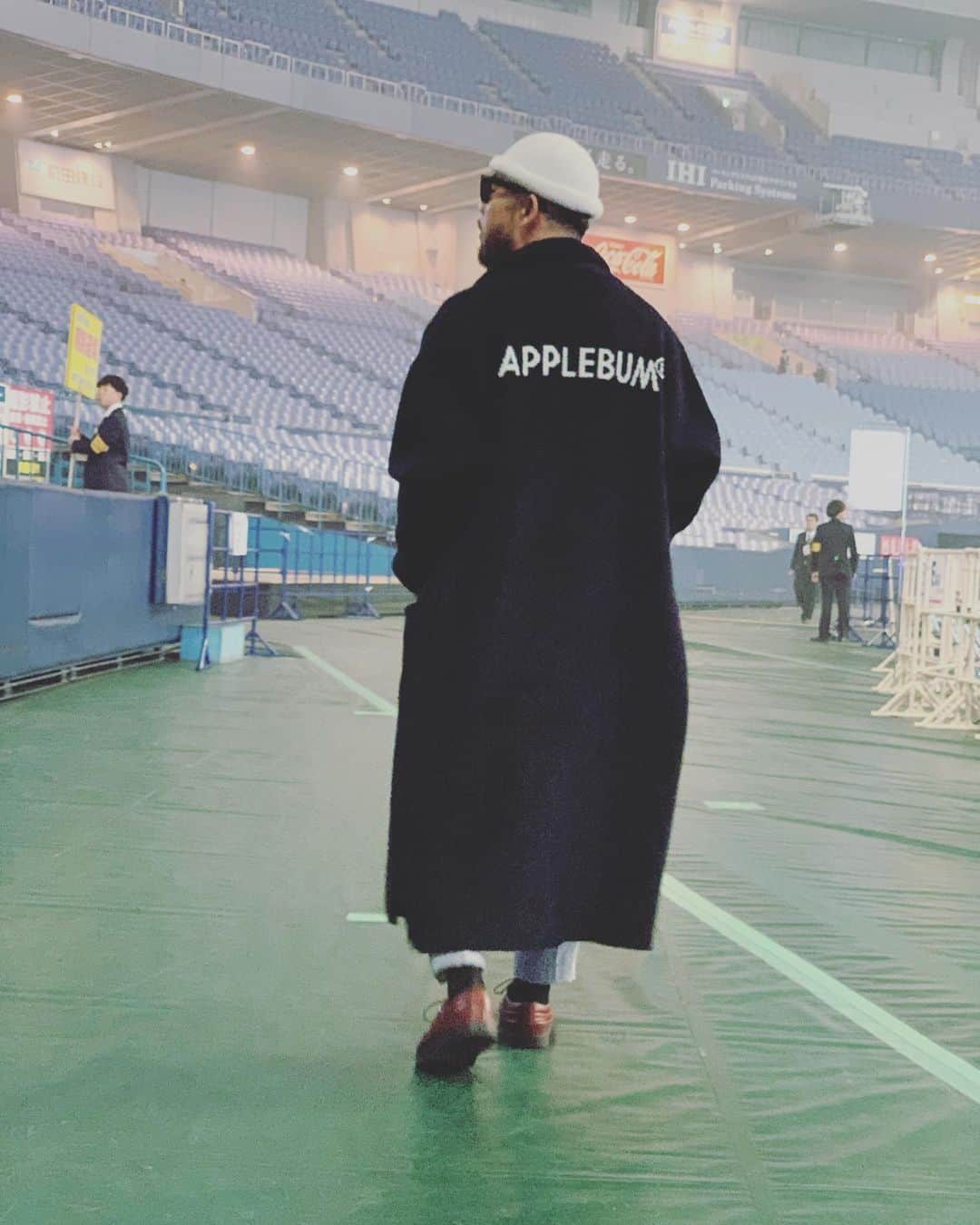 SONNYのインスタグラム：「New coat. Early Xmas gift from Babe🎁 @applebum_tokyo  #嫁からの早めのクリスマスプレゼント」