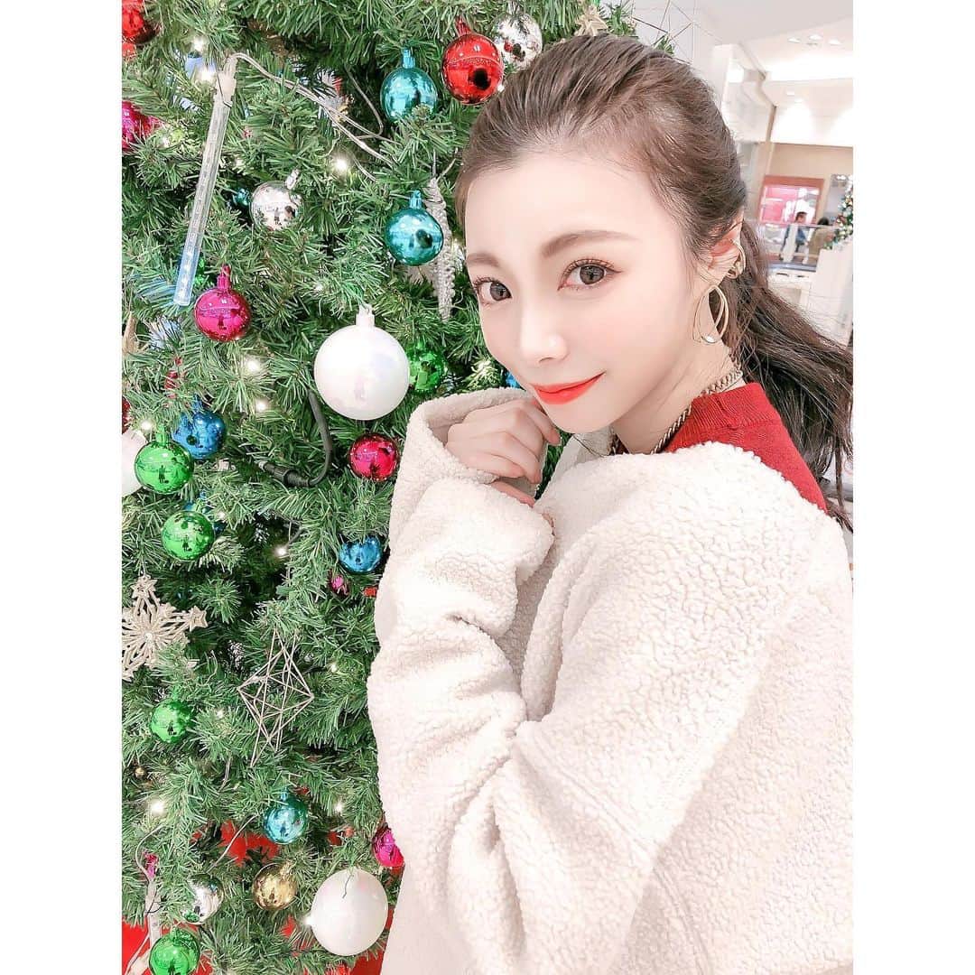野崎夏帆のインスタグラム：「#ひたちなかファッションクルーズ さん﻿ 2ステージありがとうございました◎﻿ 急遽だったのに、最後まで残ってくれてありがとう❣️﻿ みんなも気をつけておうち帰ってね！﻿ ﻿ 今年最後の茨城遠征でした！﻿ 来年も沢山のイベントに出会えますように！旅できますように...！﻿ ﻿ ﻿ あっ忘れないうちに﻿ サンタさんへ、欲しいもの沢山あります🎅🏻﻿ いいこにしてるよ😤(笑) ﻿ #ライブ﻿ #クリスマスツリー﻿ #二回目は昨日の影響かポニーテール🐎﻿ #二回目のコーデは現地調達 #🎅🏻」
