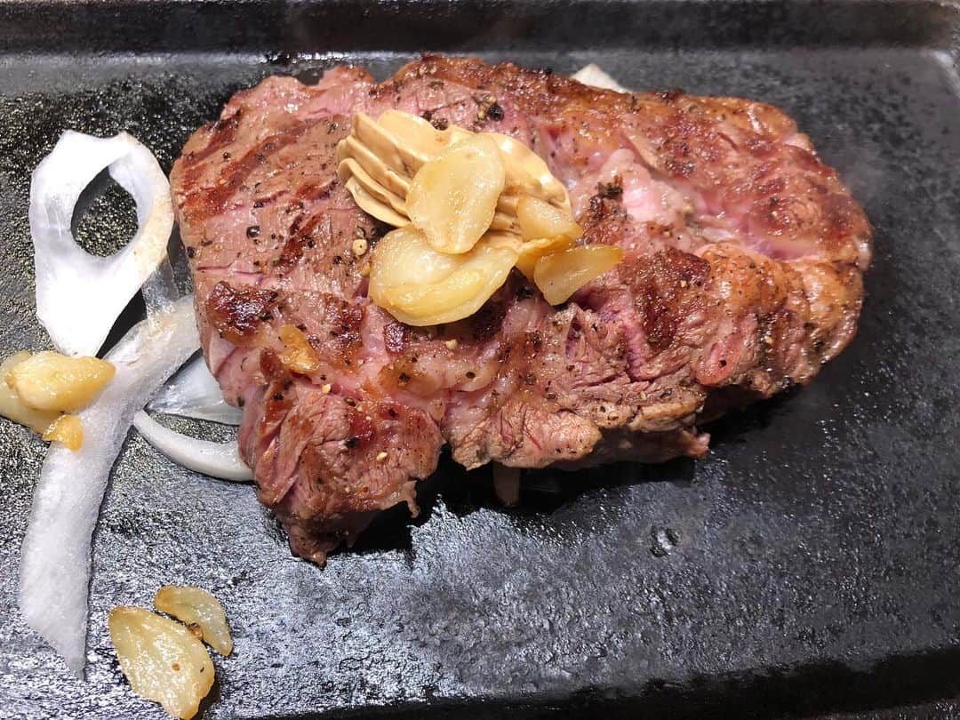 上谷沙弥さんのインスタグラム写真 - (上谷沙弥Instagram)「お肉はやっぱり美味しい☺︎ 2枚目‥お水の中に間違えてステーキソースを入れたのは誰でしょうか‥？ #スターダム #プロレス」12月22日 23時10分 - sayasayadesuyo