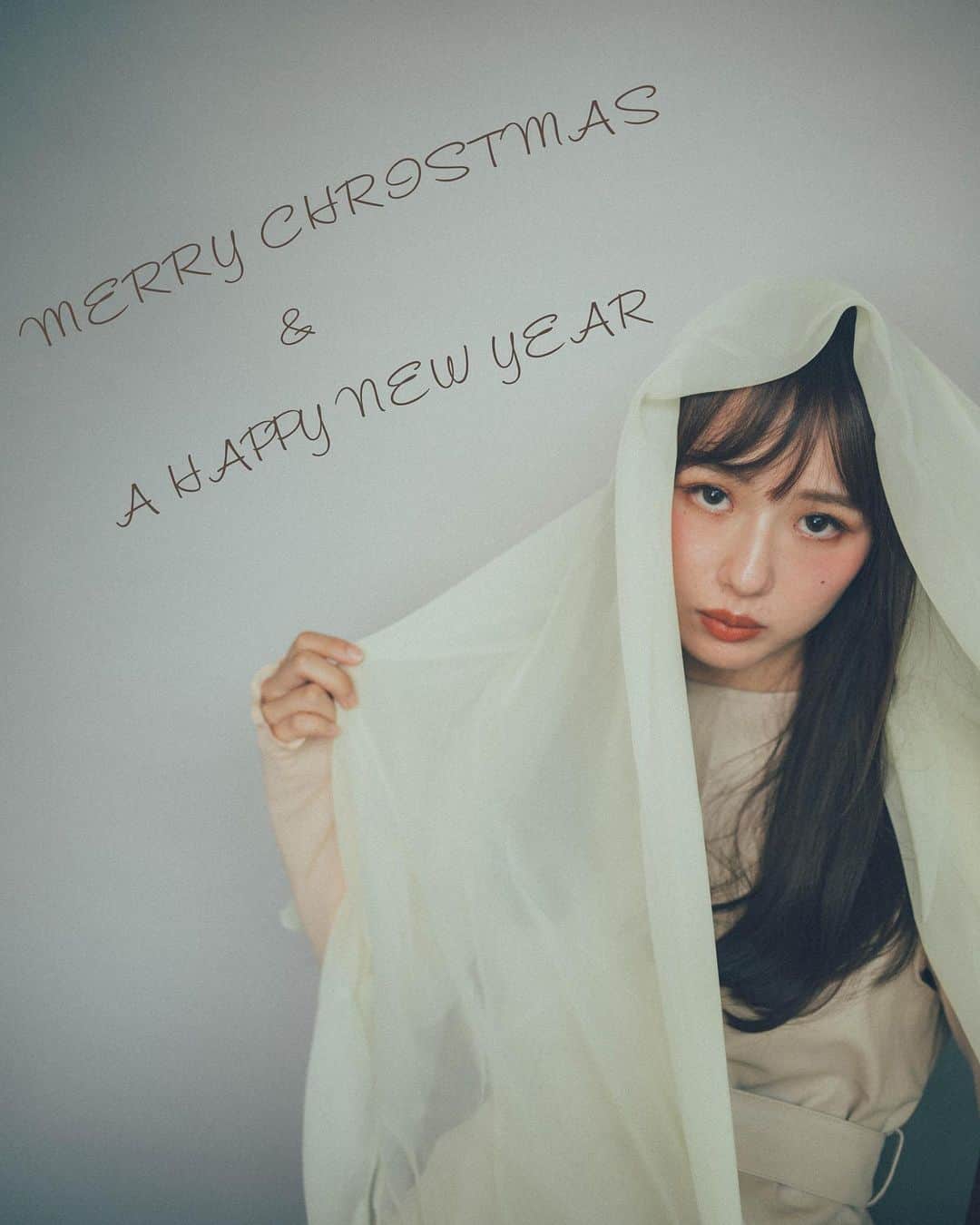 Yuta Misumiのインスタグラム：「こんばんは。MY hair designです。 今年も残すところ10日を切りました。 12月というのはクリスマスや大掃除、年越しのお支度など毎年バタバタしますよね💭  お陰様で当店も毎日忙しくさせて頂ける日が増えて参りました。御来店頂いたお客様ありがとうございます🙇🏻‍♀🙇🏻‍♀ 当店の今年の年末年始のお休みは 12/31（火）〜1/3（金）の四日間となります。  1/4（土）9:00より新年の営業となります。  残すところあと僅かな2019年ですが、風邪など体調管理に気を付けて頂き元気に新年をお迎え下さい。  少し早めのご挨拶になってしまいますが、来年も何卒MY hair designをご愛顧頂けますよう宜しくお願い致します。  MY hair design スタッフ一同 . . 【年内の空き情報のご案内】 23日　12:00以降可 24日　定休日 25日　12:30以降可 26日　14:00以降可 27日　16:00以降可 28日　11:30以降可 29日　11:30以降可 30日　11:30 以降可  となっております。 例年、最後の3日間は混雑が予想されますので、ご来店をお考えの方はお早めにご予約頂けると助かります。  ご予約はこちらのラインでも承れますので、是非ご活用下さい。  ネット予約も24h連動している為、あくまで現時点での空き状況になりますので入れ違いになってしまう場合もあるかもしれませんがご了承下さい。#岡崎市美容室#かわいいをすぐそばで#myhairdesign」