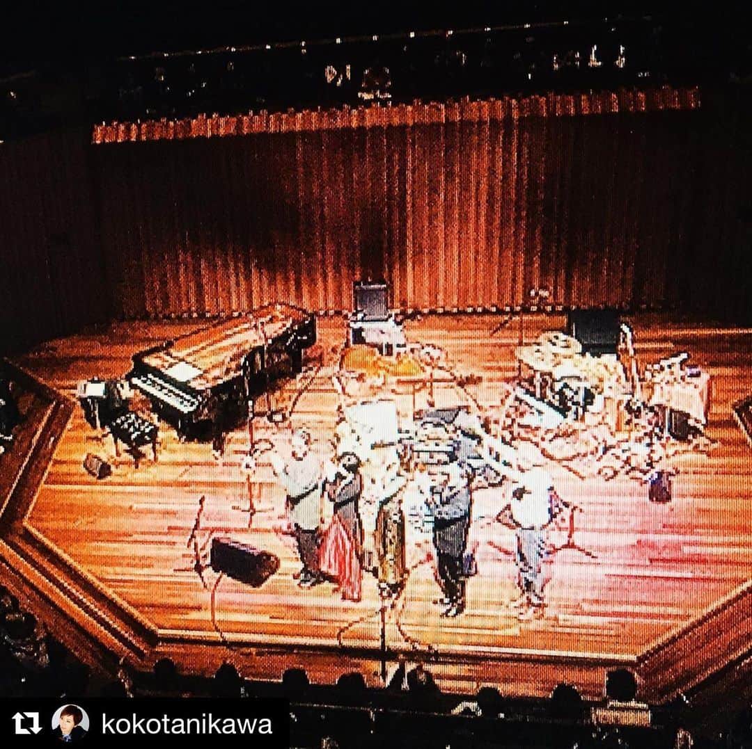 渡辺香津美のインスタグラム：「#Repost @kokotanikawa with @get_repost ・・・ #神戸女子学院小ホール  満場の聴衆に囲まれたステージ。 スタインウェイの蓋も開放。 そして心も解き放ち・・・ 一点の曇りもない気持ちで臨むコンサート。  この年末の貴重な休日、 そう、マチネの時間です。 この時季、ありとあらゆるイベントが開催されている中で、今、この空間を満たす人々の息づかい。その温かい雰囲気に包まれて演奏する至福の時間。  リハーサルでは拡散していた響きが、本番では人の温もりに受け止められて、 安堵の着地をしているかのよう。  アンコールでの会場一体の手拍子とコーラスに心が震えました。 ニッポンの魂のリズム、これからも探し続けます！  #キャッスルインジエア #兵庫県立芸術文化センター #コンサートを終えて #歌姫シャンティVocal #ヨシノヒロシBass #ヤヒロトモヒロPerc #ワタナベカズミGuitar #タニカワコウコPiano #Castleintheairライブ #kazumiwatanabe #kokotanikawa」