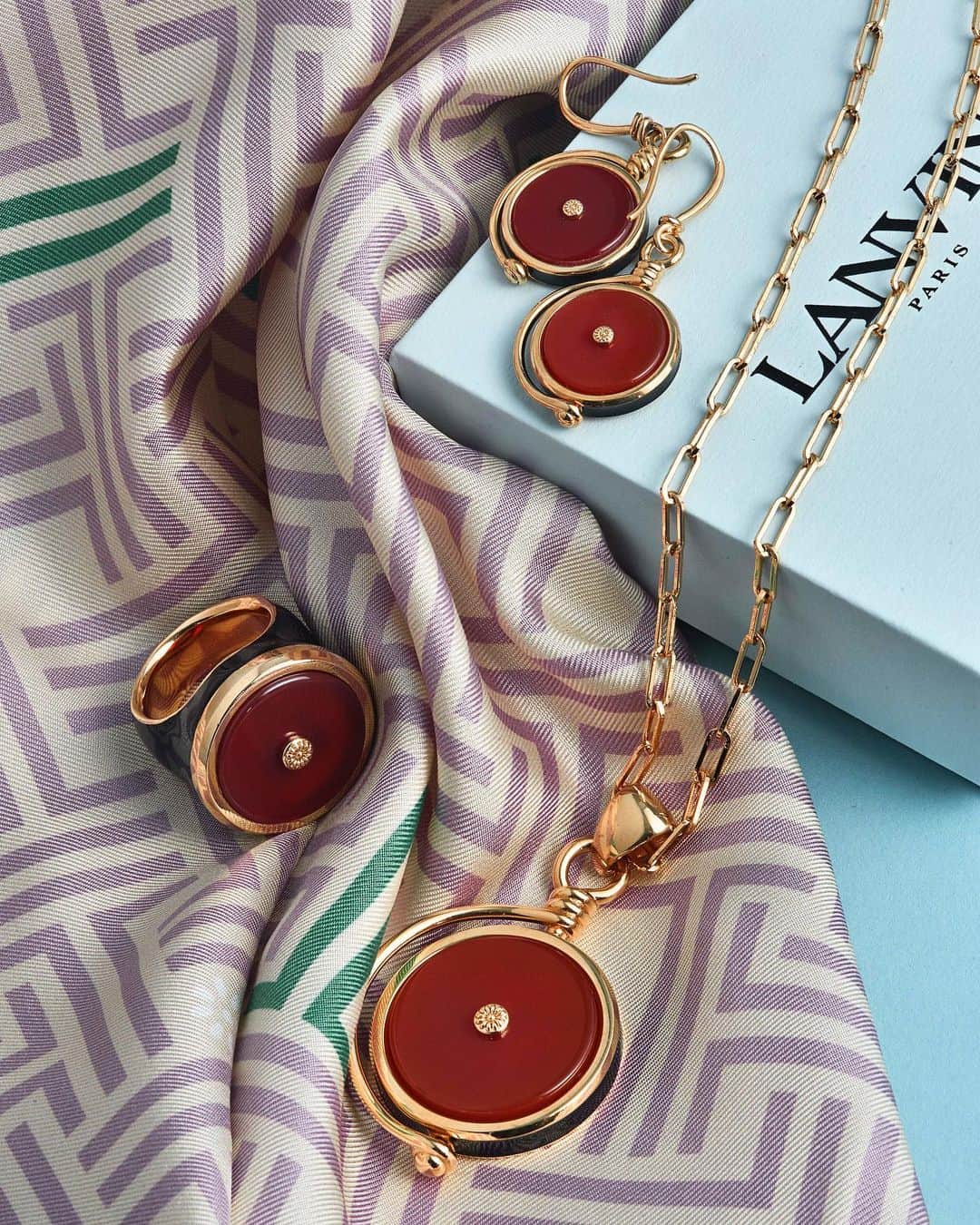 ランバンのインスタグラム：「Fortune jewels in amethyst and red agate, to bring good luck for 2020. Find beautiful presents via link in bio and in Lanvin stores. #LanvinHOLIDAYS #Lanvin」