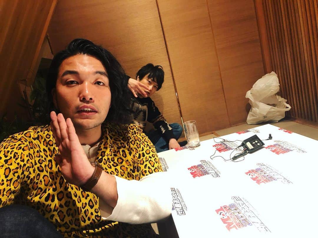 盛山晋太郎のインスタグラム：「M-1あきませんでした！二本ネタやる気マンマンだったのですが。。 来年、100%リベンジしにゆくことが決定してます。  #M-1グランプリ #ミルクボーイさん本当におめでとうございます #もう二度と爆竹は食べない #堀江選手怒ってはらへんかな」