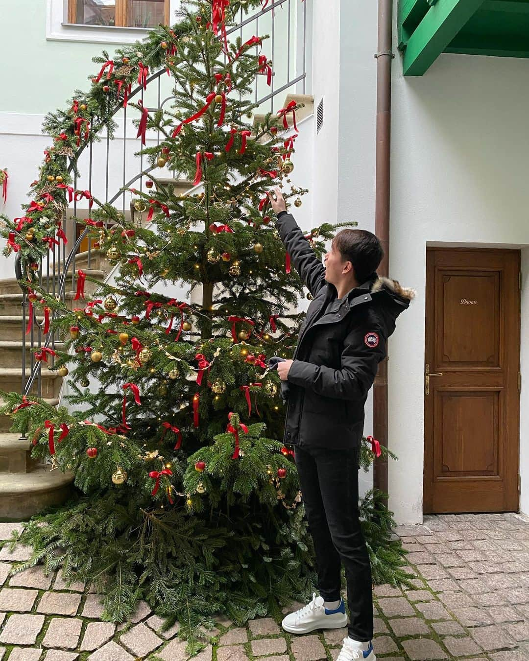 トムのインスタグラム：「みんなはクリスマスプレゼントなに頼んだ？🤣」