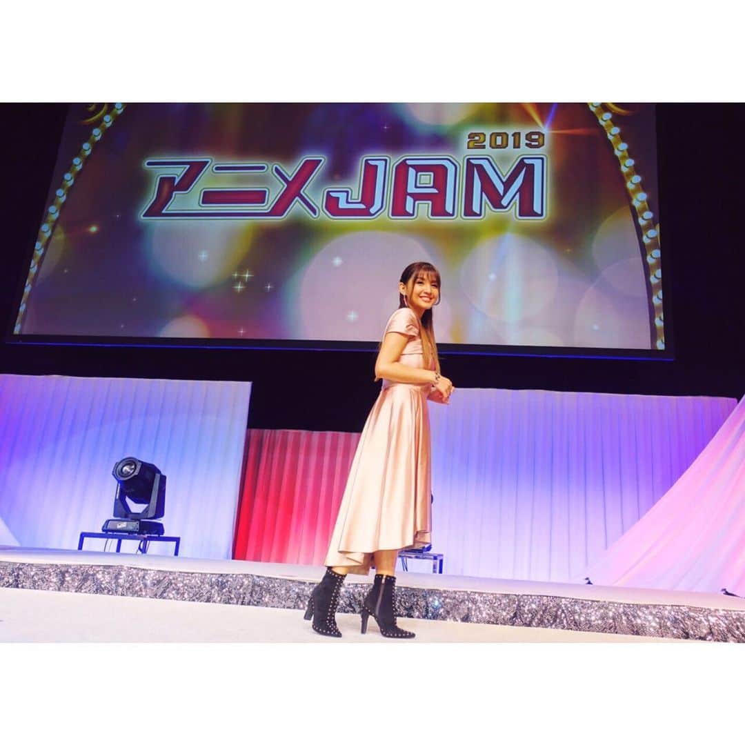 Beverlyさんのインスタグラム写真 - (BeverlyInstagram)「Happy and honored to perform on 「#アニメJAM2019 」✨💖 Thank you everyone for watching! 😙😙 Also, love my outfit, hair and makeup! Thank you guys 😍😍 dress: @aimer_dress  earrings: @masaejewelry  bracelet: @irolier_official  boots: @yelloshoes_official  stylist: @keisukeyoshida078  hair&make: @asami.makeup」12月22日 23時29分 - beverly_official_