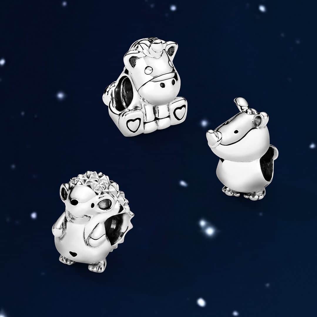 PANDORAさんのインスタグラム写真 - (PANDORAInstagram)「The Pandora Friends remind us that friends are the family you choose and the greatest gift of all is spending precious moments together this Christmas. ❤ #PandoraFriends #PandoraCharm #PandoraGift」12月22日 23時30分 - theofficialpandora