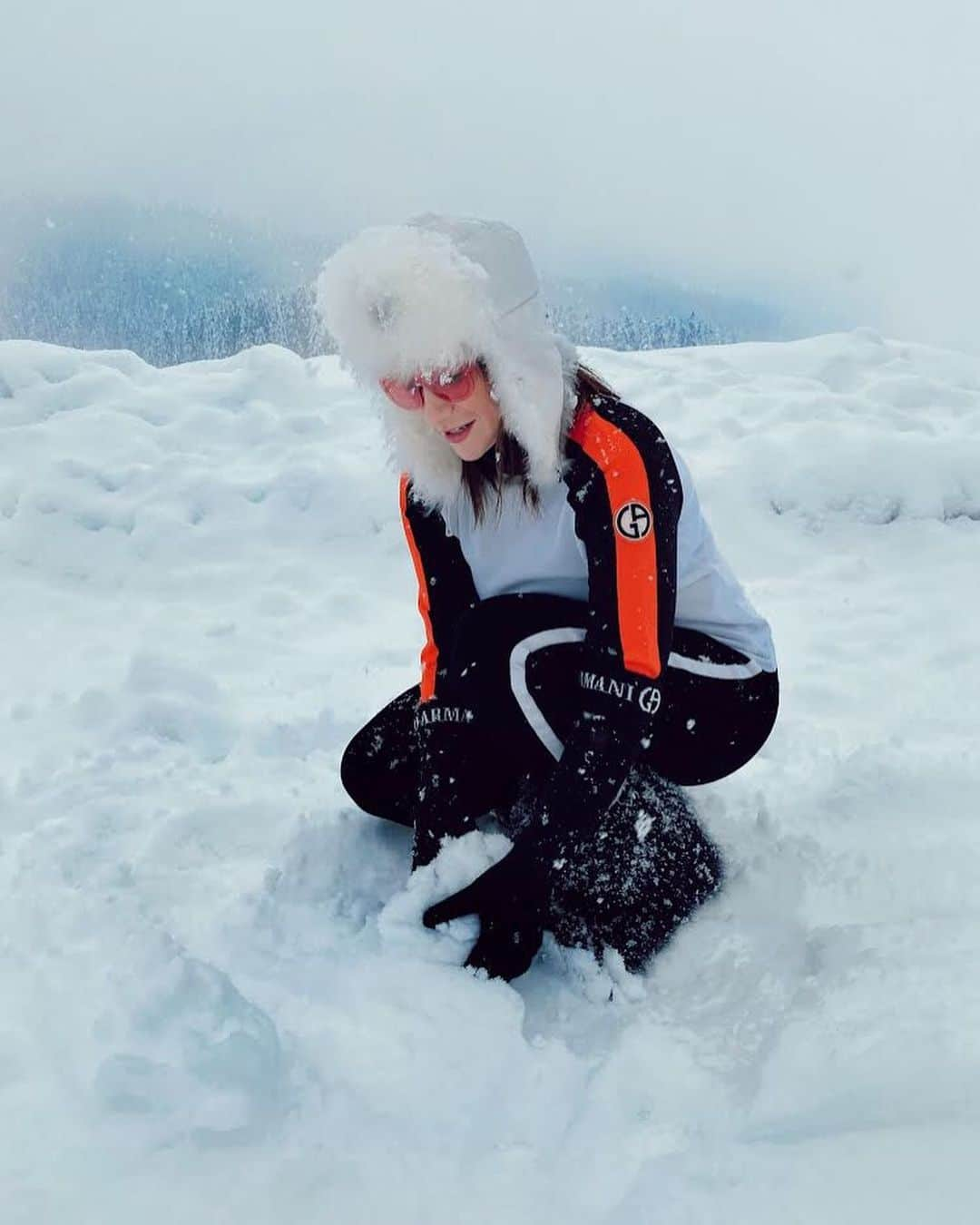 ラウラ・パウジーニさんのインスタグラム写真 - (ラウラ・パウジーニInstagram)「Qui nevica 🌨 ...beccatevi una bella palla di neve!  Está nevando 🌨 ...y ¡aquí tenéis esta bonita bola de nieve!  It’s snowing here 🌨 ...and here is a great snow ball!  Está nevando 🌨 ...e aqui tem essa linda bola de neve!  Ici il neige 🌨 .... voilà pour vous une belle boule de neige !  Photo: @paolocartaofficial  #Snow #Neve #Happy #Holiday」12月22日 23時32分 - laurapausini