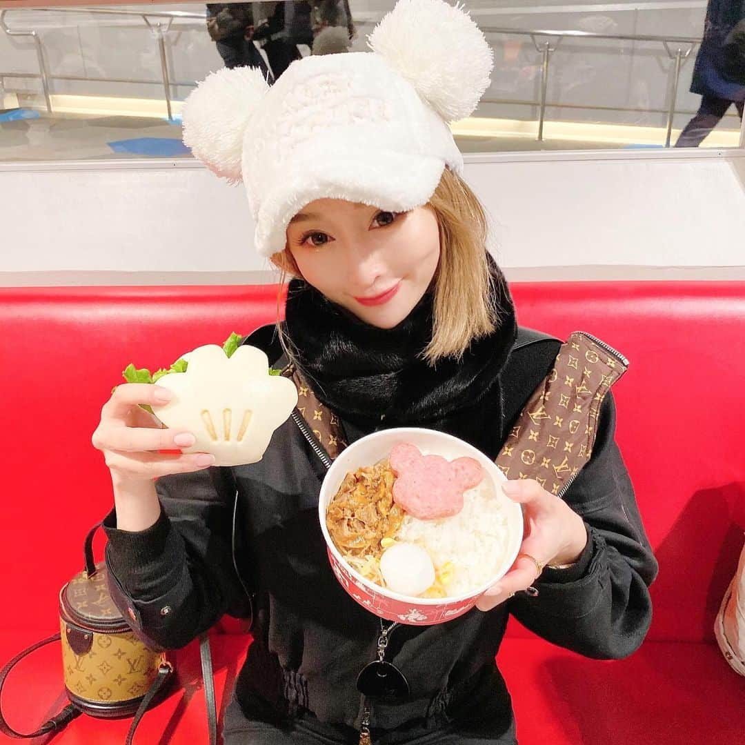 JUNKO（飯田順子）さんのインスタグラム写真 - (JUNKO（飯田順子）Instagram)「あんまり詳しくないけど ・ 可愛いミッキーのパンケーキ🥞とか食べたかったけど探せなくて 結局ガッツリしたの食べちゃう人🙋‍♀️ ・  #tokyodisneyland #イルミネーション2019#東京イルミネーション#東京イルミネーション巡り #tokyoillumination」12月22日 23時32分 - jun__ko_