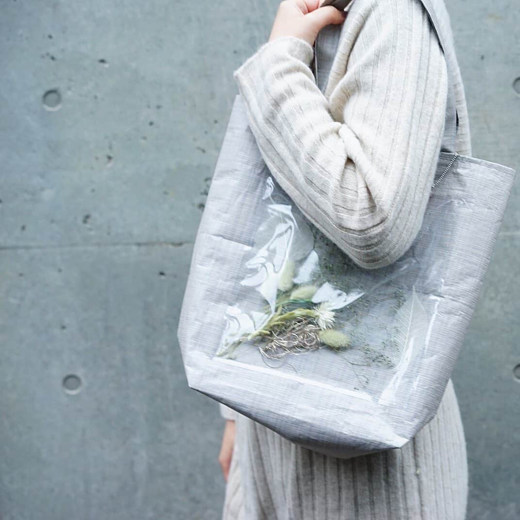 前田有紀さんのインスタグラム写真 - (前田有紀Instagram)「小田急百貨店さんでの1月の　@gui.flower  のpop upでは、限定コラボレーションも楽しみの一つ。 ハンドメイドでとても心弾む作品を手掛けられている　@hariasob さんと一緒に制作したFlower bagも小田急で数量限定で登場です！ . #guiflower」12月22日 23時33分 - yukimaeda0117