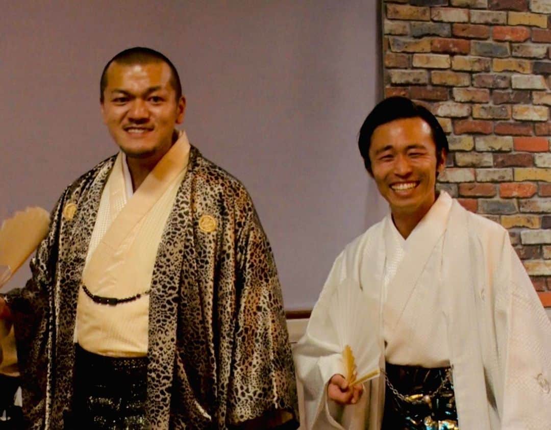テレビ東京「朝の！さんぽ道」のインスタグラム：「今週のさんぽ道は！ いよいよ、カミナリ　が登場！  人気絶頂のたくみさん、まなぶさん が、茨城に里帰りさんぽ！  水戸や那珂湊の魚市場、初詣で人気の鹿島神宮、大仏で有名な牛久、お二人の出身地鉾田などを巡ります！お楽しみに！  #テレ東 #朝のさんぽ道 #カミナリ #茨城 #たくみ #まなぶ」