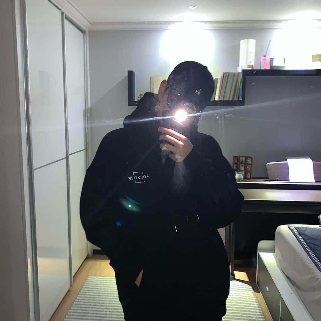 チ・ミンヒョクさんのインスタグラム写真 - (チ・ミンヒョクInstagram)「반려견 헌혈 장려 캠페인을 위해 만들어진 후드티입니다!  수혈이 필요한 강아지들에게 피를 공급하기 위해 길러지는 ‘공혈견’의 아픔을 덜어주기 위한 프로젝트가 크라우드 펀딩 사이트인 텀블벅에서 진행중입니다! 공혈견에게 가는 주사바늘 횟수를 1회라도 줄이기 위해 한국헌혈견협회와 협약을 맺어 반려견 헌혈 문화를 장려하는 프로젝트입니다.  링크:http://www.tumblbug.com/adogtive4 . .  #공혈견 #헌혈견 #반려견헌혈활성화 #adogtive #후드티 #한국헌혈견협회  #thx#💜 @adogtive」12月22日 23時47分 - l_jmh_l