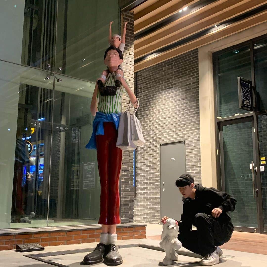 チ・ミンヒョクさんのインスタグラム写真 - (チ・ミンヒョクInstagram)「반려견 헌혈 장려 캠페인을 위해 만들어진 후드티입니다!  수혈이 필요한 강아지들에게 피를 공급하기 위해 길러지는 ‘공혈견’의 아픔을 덜어주기 위한 프로젝트가 크라우드 펀딩 사이트인 텀블벅에서 진행중입니다! 공혈견에게 가는 주사바늘 횟수를 1회라도 줄이기 위해 한국헌혈견협회와 협약을 맺어 반려견 헌혈 문화를 장려하는 프로젝트입니다.  링크:http://www.tumblbug.com/adogtive4 . .  #공혈견 #헌혈견 #반려견헌혈활성화 #adogtive #후드티 #한국헌혈견협회  #thx#💜 @adogtive」12月22日 23時47分 - l_jmh_l
