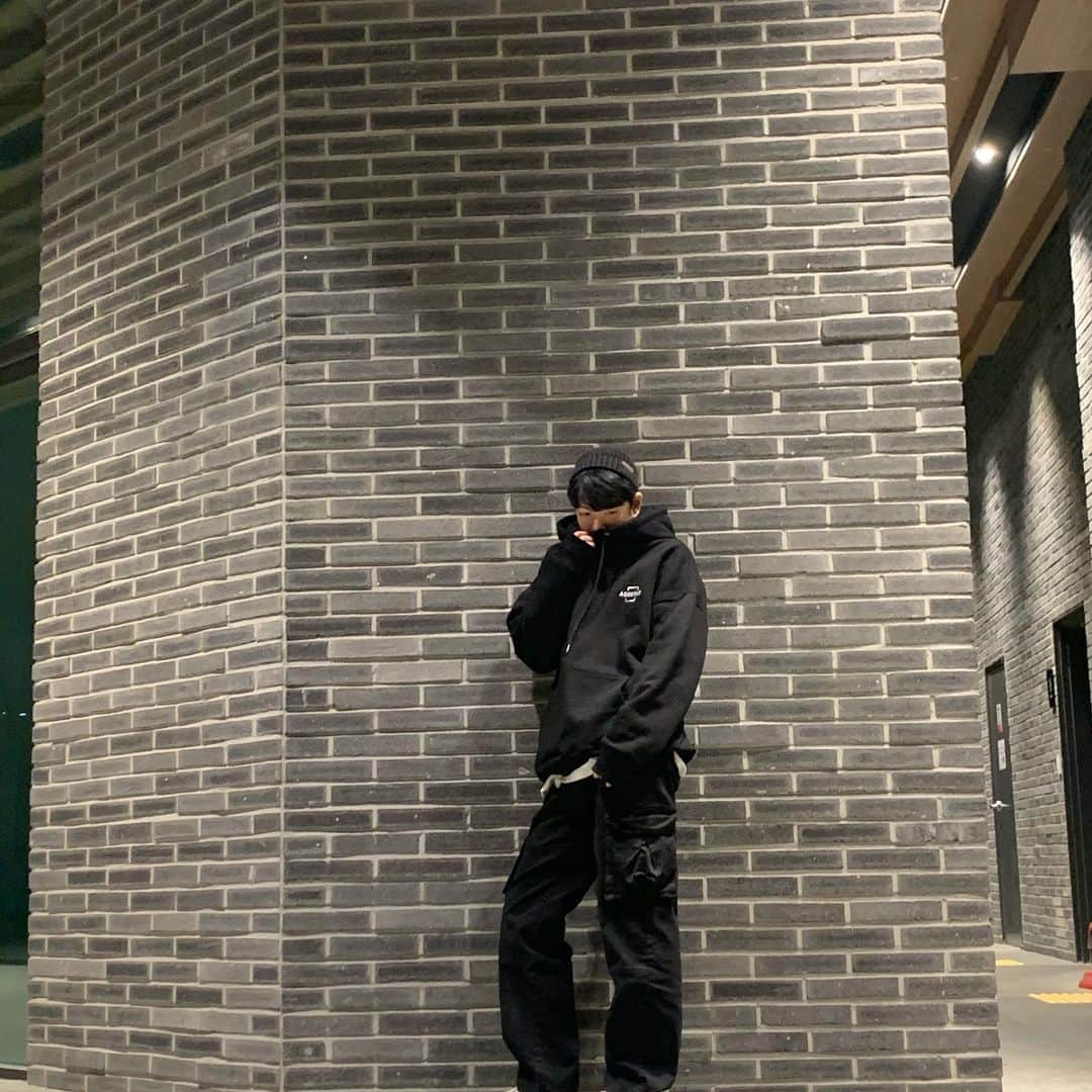 チ・ミンヒョクさんのインスタグラム写真 - (チ・ミンヒョクInstagram)「반려견 헌혈 장려 캠페인을 위해 만들어진 후드티입니다!  수혈이 필요한 강아지들에게 피를 공급하기 위해 길러지는 ‘공혈견’의 아픔을 덜어주기 위한 프로젝트가 크라우드 펀딩 사이트인 텀블벅에서 진행중입니다! 공혈견에게 가는 주사바늘 횟수를 1회라도 줄이기 위해 한국헌혈견협회와 협약을 맺어 반려견 헌혈 문화를 장려하는 프로젝트입니다.  링크:http://www.tumblbug.com/adogtive4 . .  #공혈견 #헌혈견 #반려견헌혈활성화 #adogtive #후드티 #한국헌혈견협회  #thx#💜 @adogtive」12月22日 23時47分 - l_jmh_l