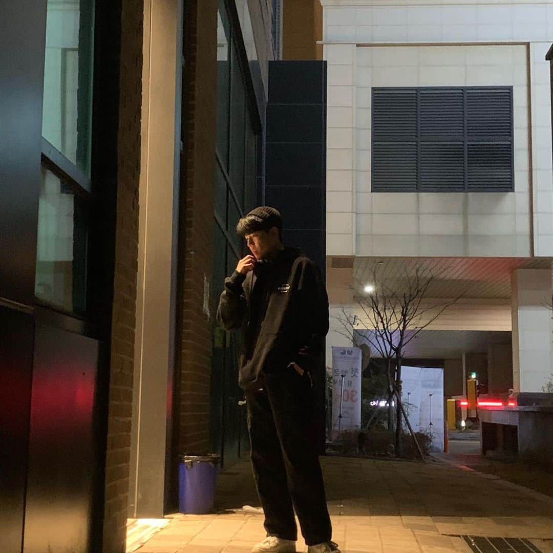 チ・ミンヒョクのインスタグラム：「반려견 헌혈 장려 캠페인을 위해 만들어진 후드티입니다!  수혈이 필요한 강아지들에게 피를 공급하기 위해 길러지는 ‘공혈견’의 아픔을 덜어주기 위한 프로젝트가 크라우드 펀딩 사이트인 텀블벅에서 진행중입니다! 공혈견에게 가는 주사바늘 횟수를 1회라도 줄이기 위해 한국헌혈견협회와 협약을 맺어 반려견 헌혈 문화를 장려하는 프로젝트입니다.  링크:http://www.tumblbug.com/adogtive4 . .  #공혈견 #헌혈견 #반려견헌혈활성화 #adogtive #후드티 #한국헌혈견협회  #thx#💜 @adogtive」