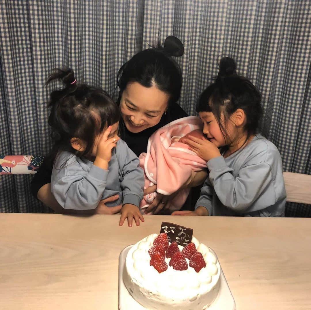 Chieのインスタグラム：「今日は私の誕生日🎂 2019.12.22  そして…第3子の出産予定日でもありました👶🏻 産まれる前は、今年はもしかしたら病院で誕生日かなぁと思っていたので💦 こうして家族みんなにお祝いしてもらいとっても幸せでした🎂🎉🎁💐🎀👏🎊💕 はなは… 「はなちゃんのお年玉でママに生地を買ってあげようかな💰だってママ 生地大好きでしょ?」とパパにお話してたみたいです✨ パパがこっそり教えてくれてほっこり💓  アラフォーママ 身体を労りつつww頑張ります😤👊❣️」