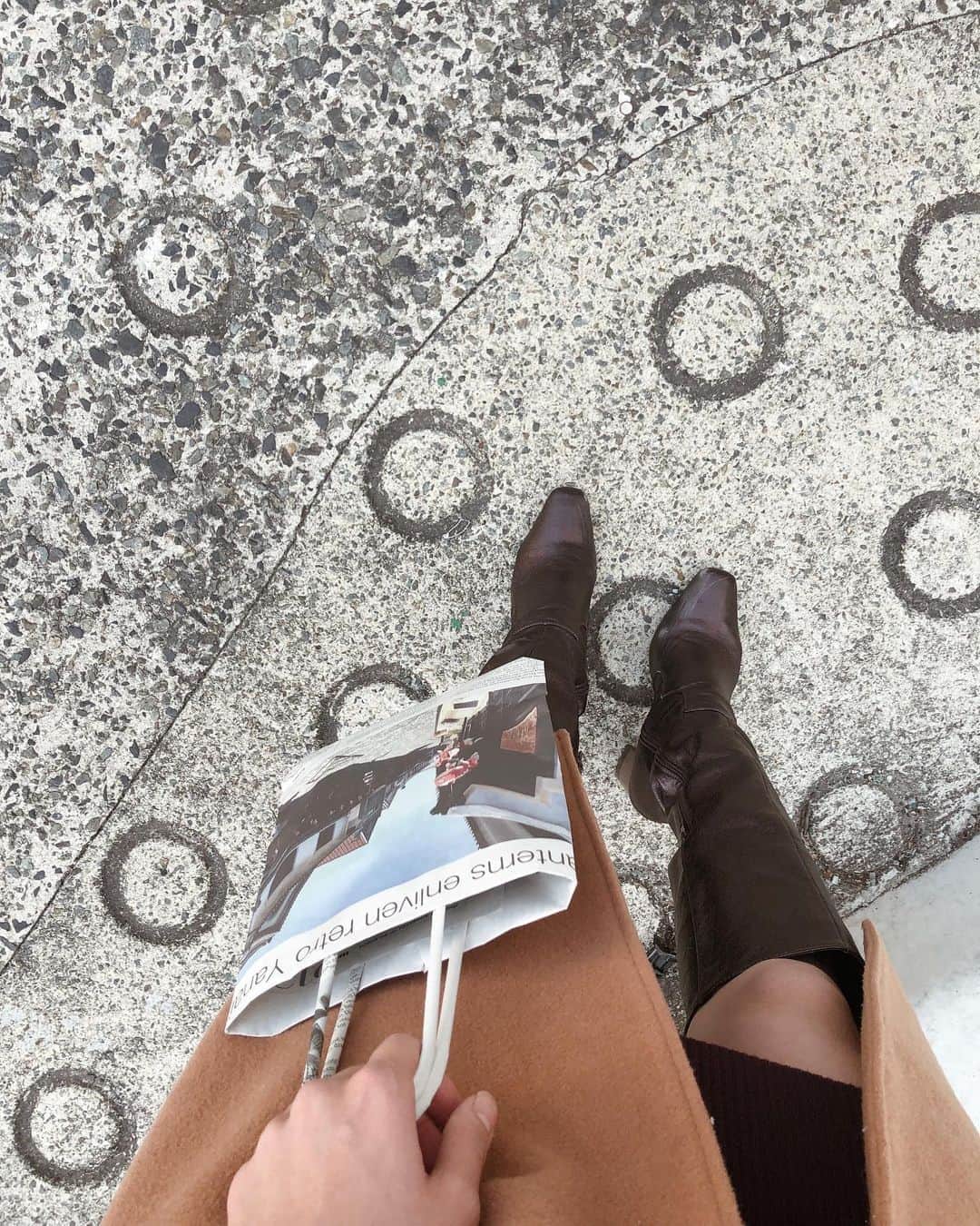 鈴木朱音さんのインスタグラム写真 - (鈴木朱音Instagram)「ロングブーツが大好きでたくさん履くんだけど、 今年はブラウンのブーツをGET⭐️ . この、色が濃いーーーくてちょっと光沢のある感じと、 細いスクエアトゥでトレンド感のある感じがお気に入りなの♪ . . 駄菓子屋さんでお菓子買ったら 新聞で作った可愛いショッパーに入れてくれた☺️💓 . . #murua #murua_official #murua_by_staff #murua_snap #murua2019aw #fashion #boots #brown #longboots #ムルーア #ファッション #ロングブーツ #ブラウンブーツ #ブラウンコーデ #ワントーンコーデ」12月22日 23時53分 - akane_suzuki51