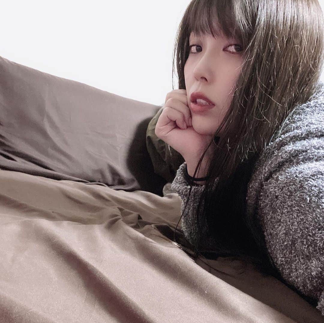 新原ミナミのインスタグラム：「令和最後、インスタ更新しようの気持ちっ！！ なんだか久しぶりに落ち着いて家のクッションの上に座ったら10分くらい記憶飛ばしたw  えー、大好きなハッピーソックスのビートルズコラボをゲッツしまして、 爪も落ち着いてるってゆー日々です。 生きてます。なんとか。  #はっぴーそっくす  #happysocks  #ビートルズ #BEATLESS #靴下 #ネイル #画像に一貫性がない」