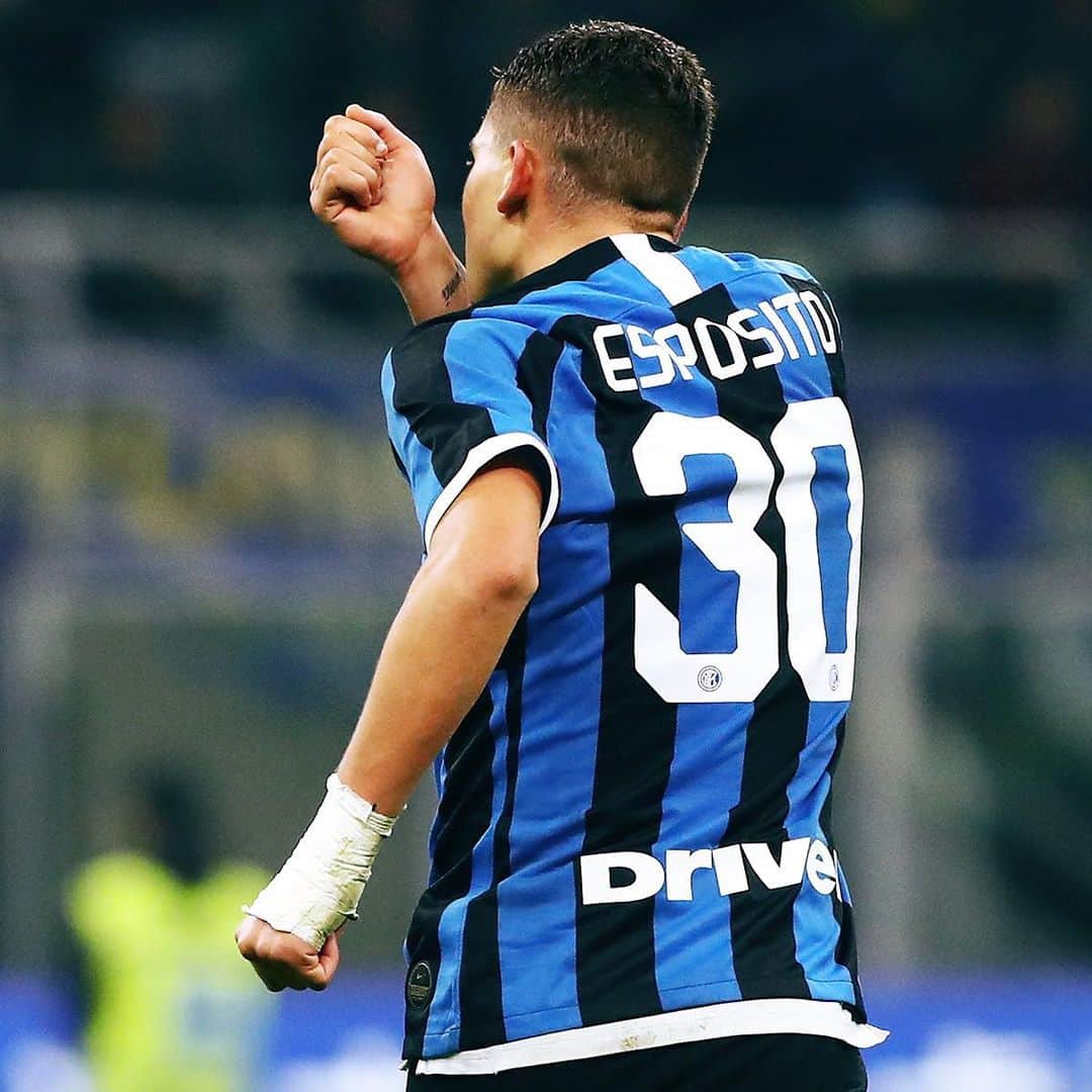 インテルナツィオナーレ・ミラノさんのインスタグラム写真 - (インテルナツィオナーレ・ミラノInstagram)「CONGRATS @espositosebastiano! 👏🏼🔥🔝 Sebastiano #Esposito (17 years, 172 days) is the second youngest goalscorer ever for Inter in Serie A, after Mario Corso (17 years, 97 days). #Inter #ForzaInter #NotForEveryone #Football」12月23日 0時02分 - inter